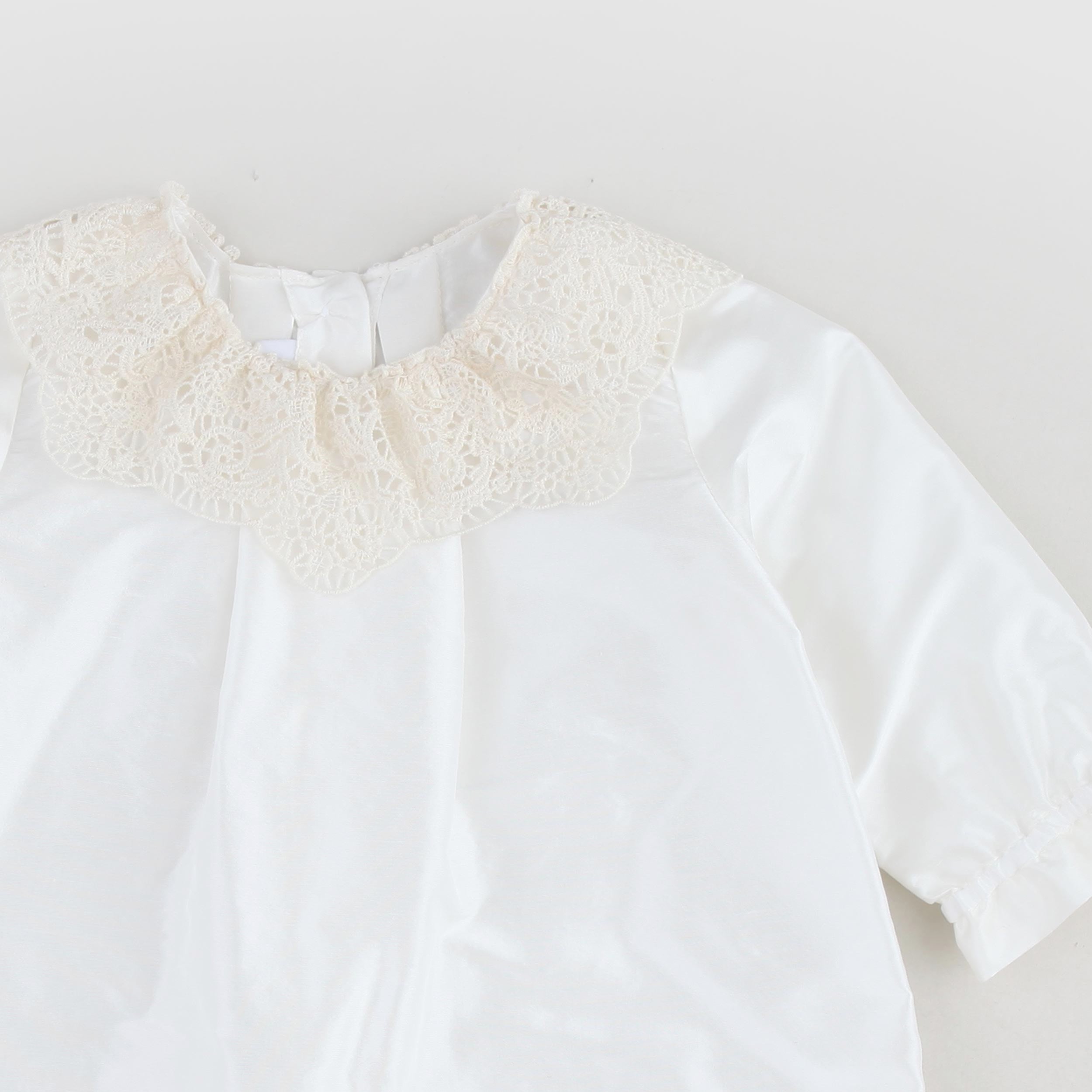 Abitino Bianco Con Pizzo In Contrasto Firmato JESURUM