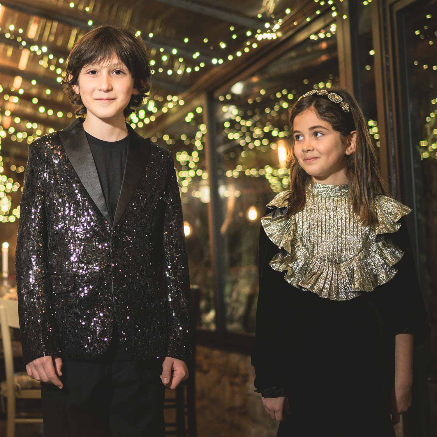 ABITO DI VELLUTO NERO CON PETTORINA GLITTER ORO - annameglio.com abbigliamento moda