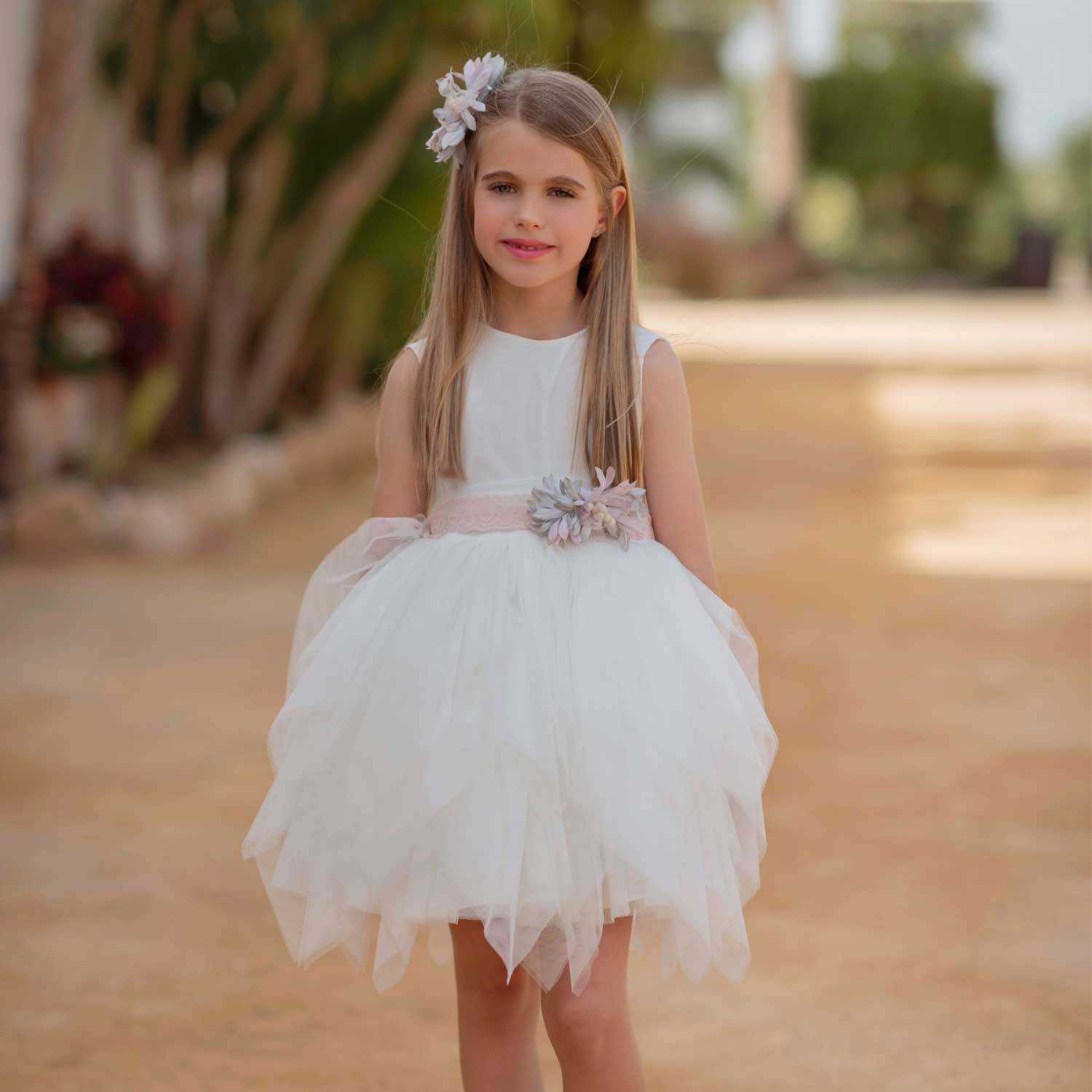 ABITO TULLE BIANCO CON SPILLA FIORE CELESTE E ROSA - annameglio.com abbigliamento moda