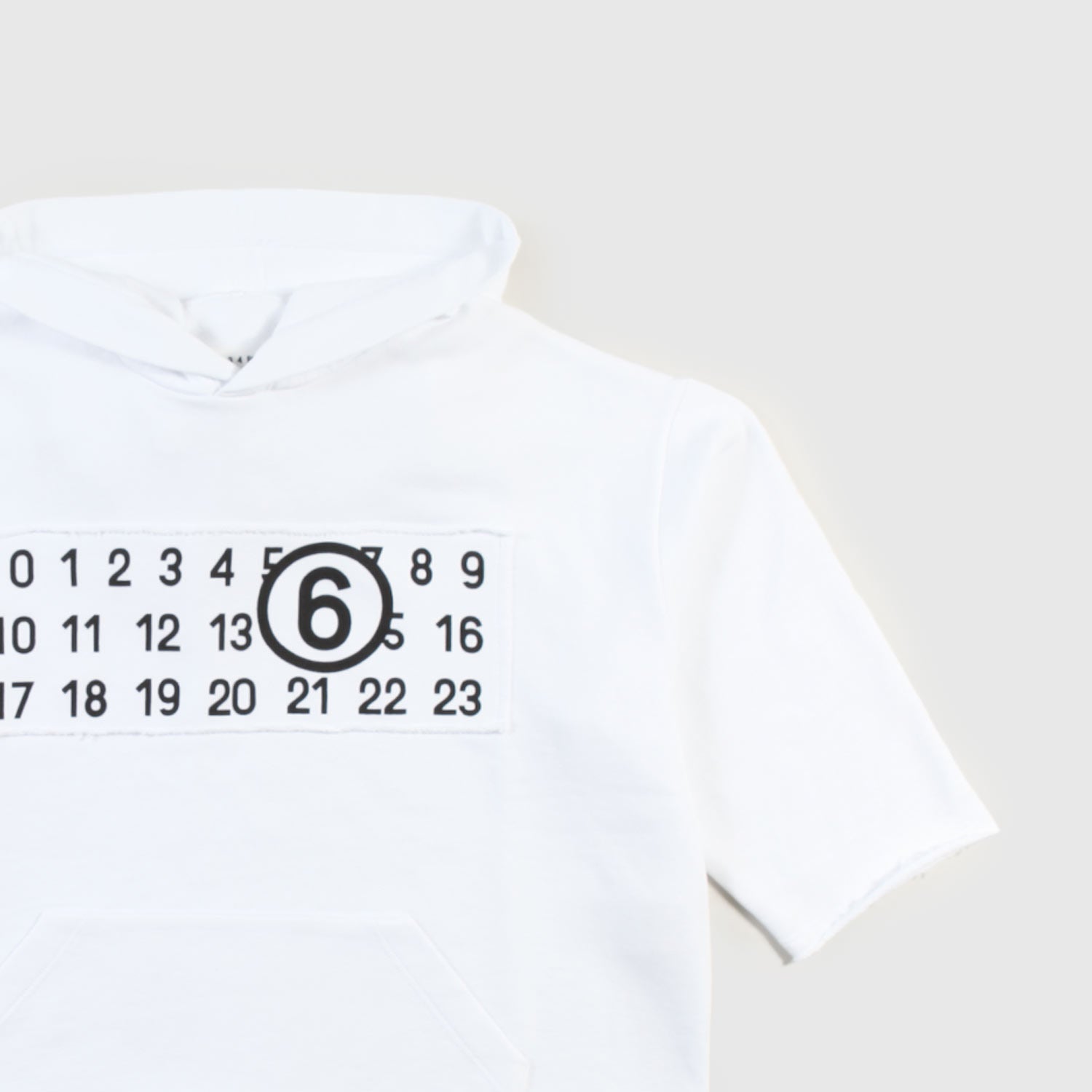 Felpa bianca effetto crop con patch - annameglio.com abbigliamento moda