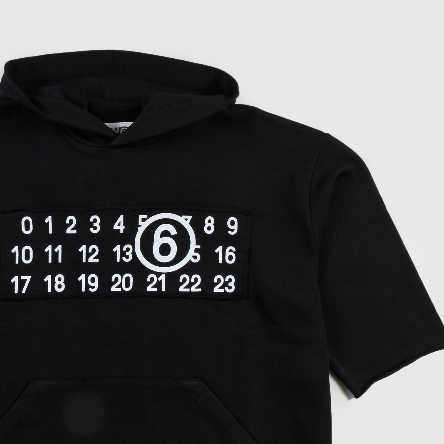 Felpa nera crop con patch ragazza - annameglio.com abbigliamento moda