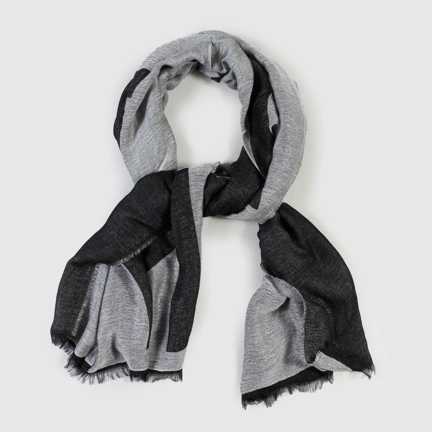 Sciarpa bianca e nera con profili sfrangiati - annameglio.com abbigliamento moda