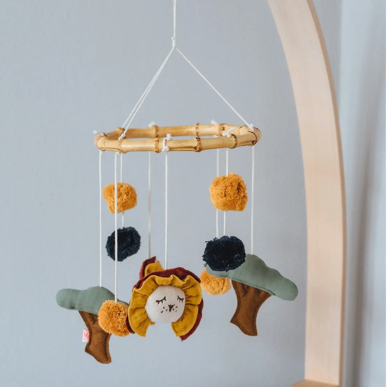 Giostrina Leone con anello in bambu - annameglio.com abbigliamento moda