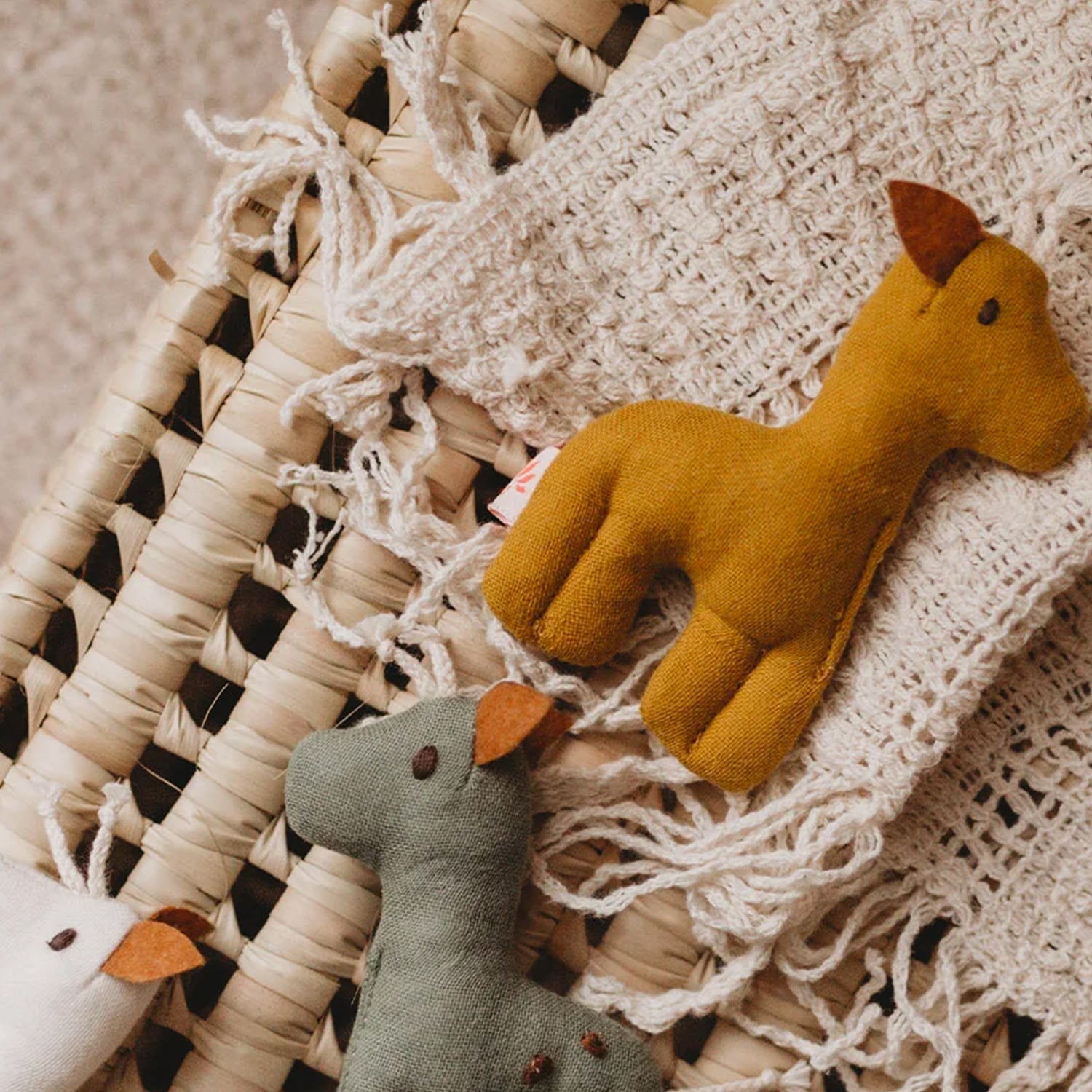 Piccola giraffa con sonaglio bambina - annameglio.com abbigliamento moda