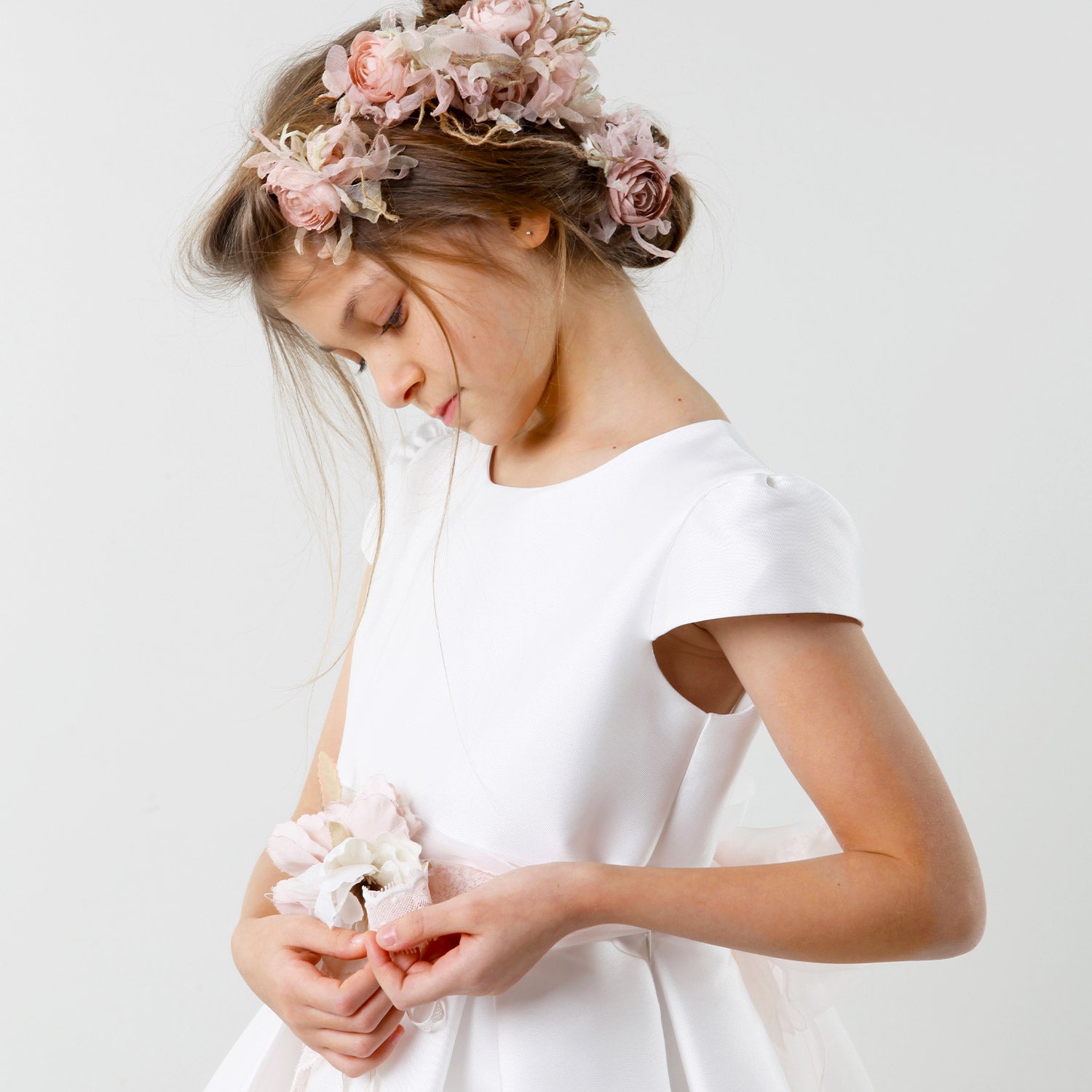 abito bianco con spilla floreale rosa - annameglio.com abbigliamento moda