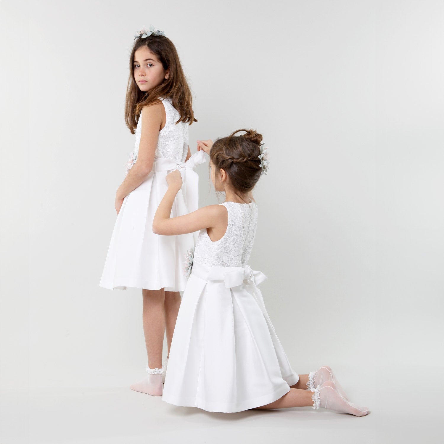 Vestito bianco con spilla floreale rosa e verde - annameglio.com abbigliamento moda