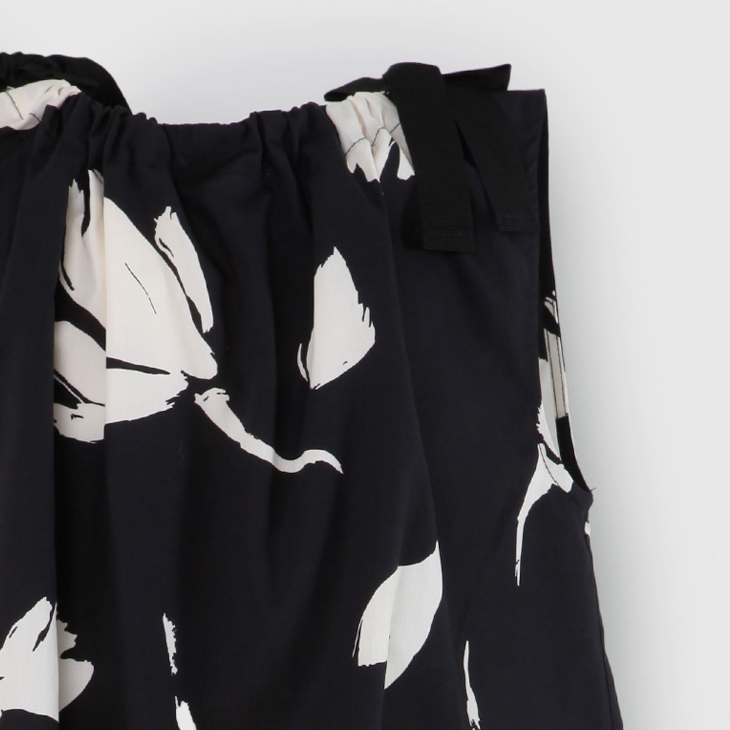 t-shirt smanicata nera fiori beige ragazza - annameglio.com abbigliamento moda