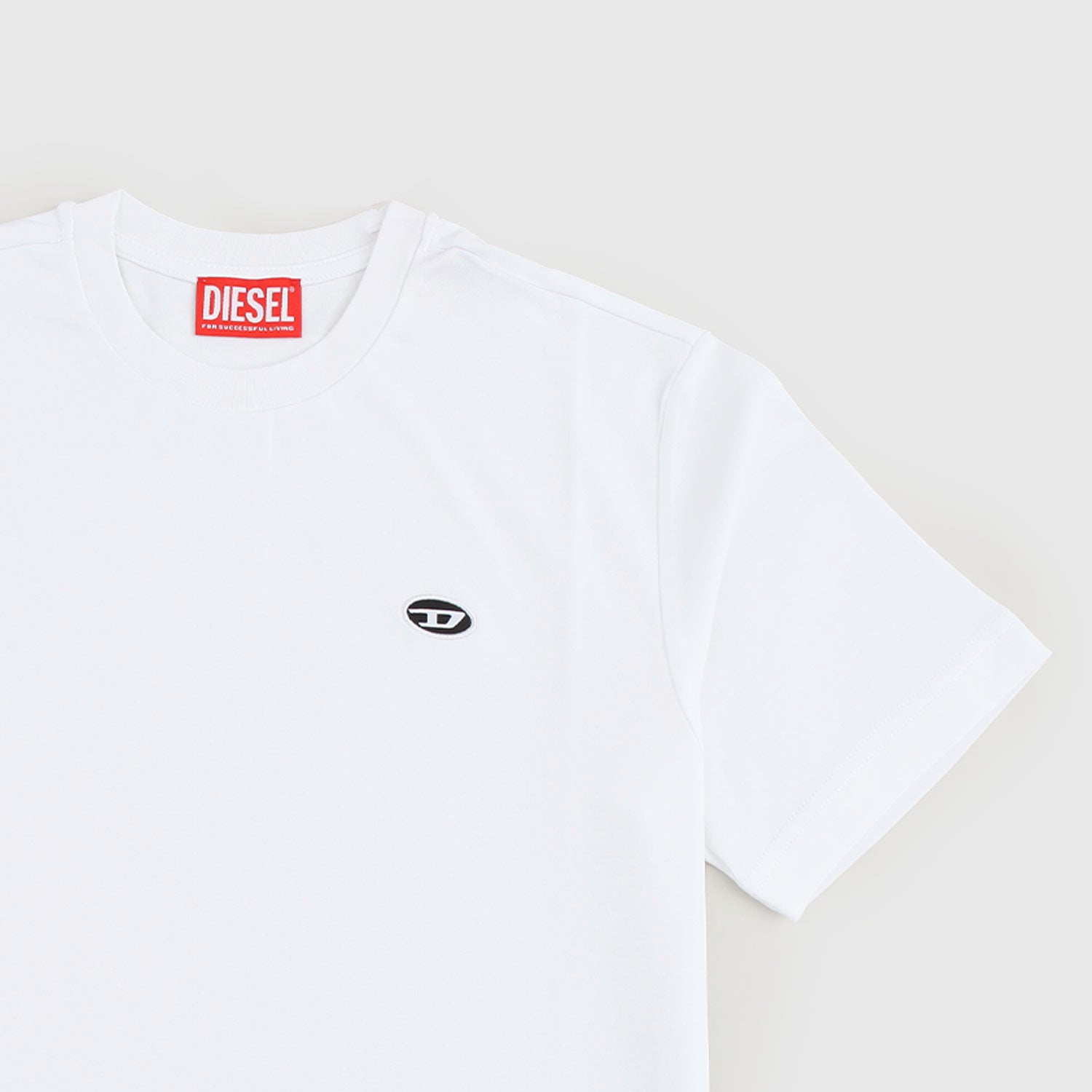 T-shirt bianca con mini logo in contrasto - annameglio.com abbigliamento moda