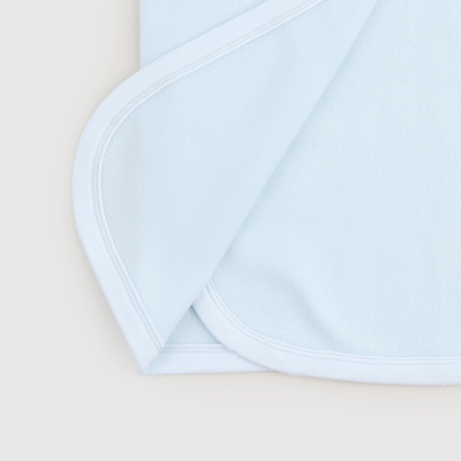 Copertina culla in pile celeste con coniglietto - annameglio.com abbigliamento moda