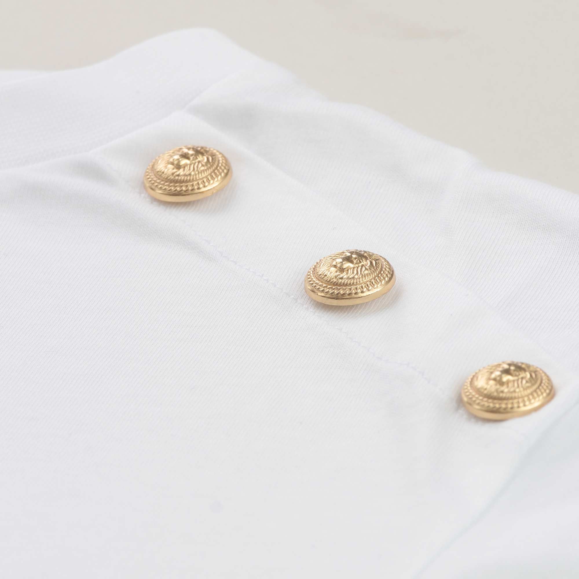 T-shirt Bianca Con Bottoni Oro Firmata BALMAIN - annameglio.com abbigliamento moda