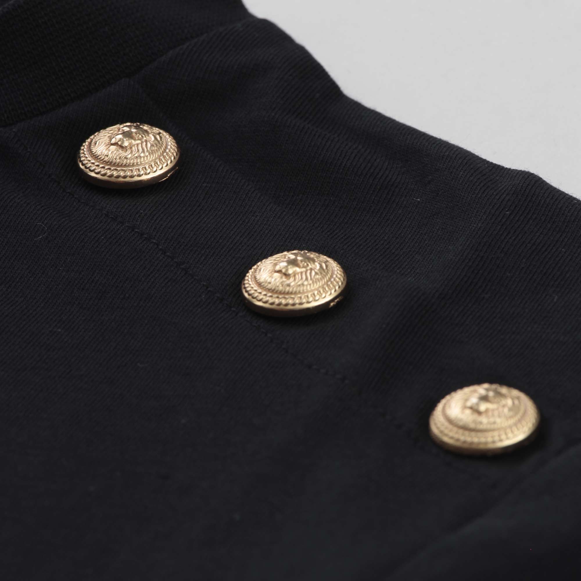 T-shirt Nera Con Bottoni Oro Firmata BALMAIN - annameglio.com abbigliamento moda