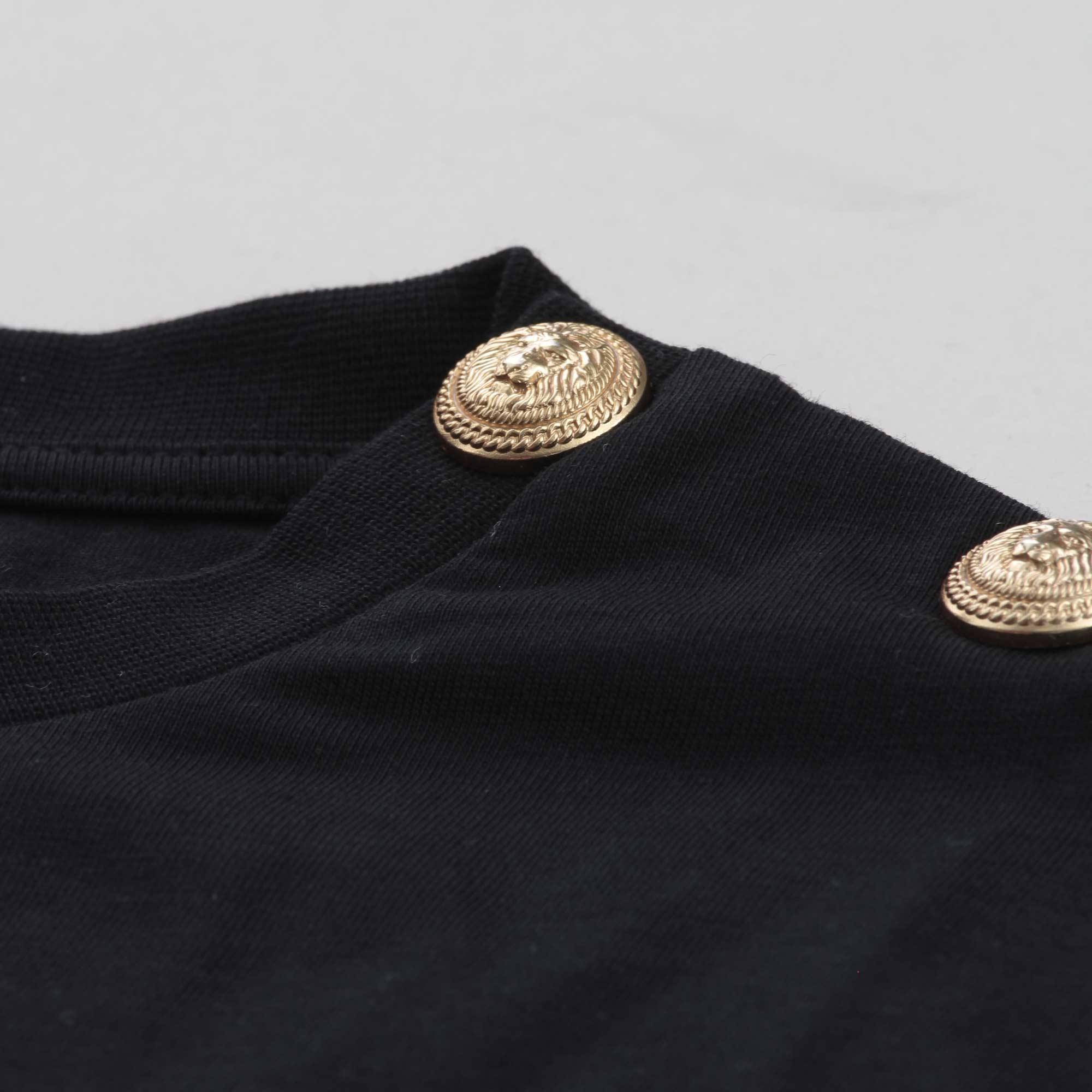 T-shirt Nera E Dettagli Oro Firmata BALMAIN - annameglio.com abbigliamento moda