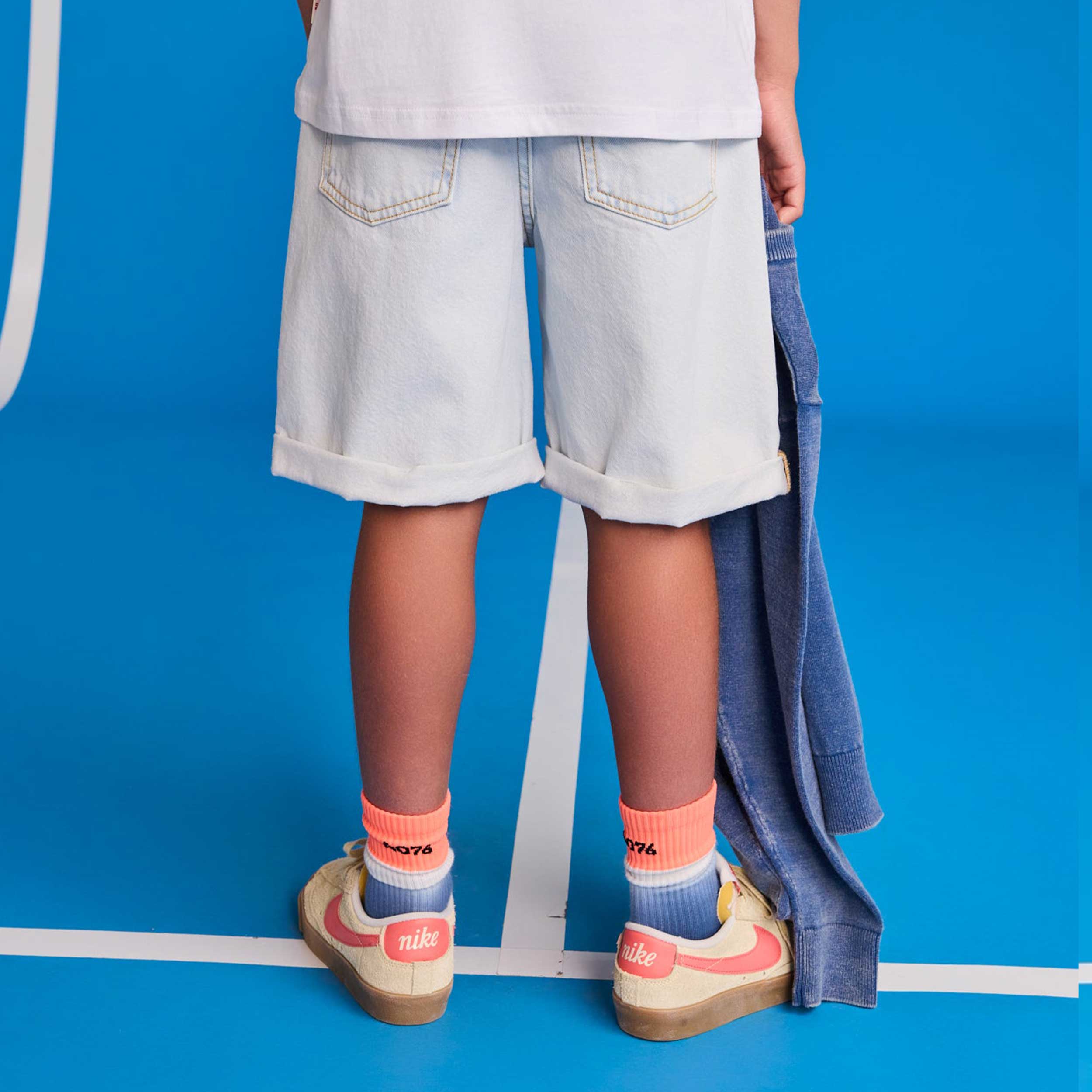 Bermuda Jeans in Washed Denim by AMERICAN OUTFITTERS