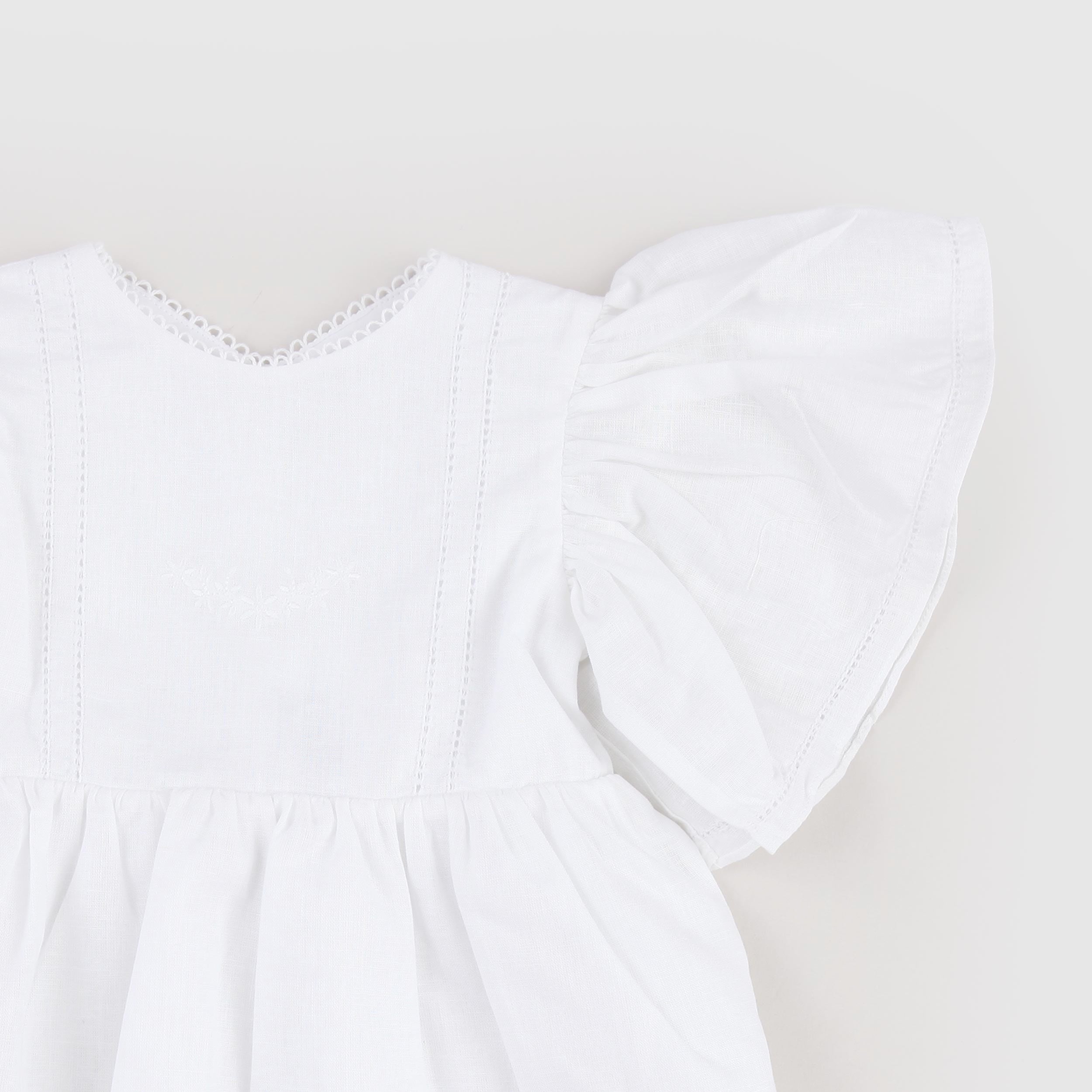 Abito Bianco Rifinito con Ricamo Firmato COCCODE