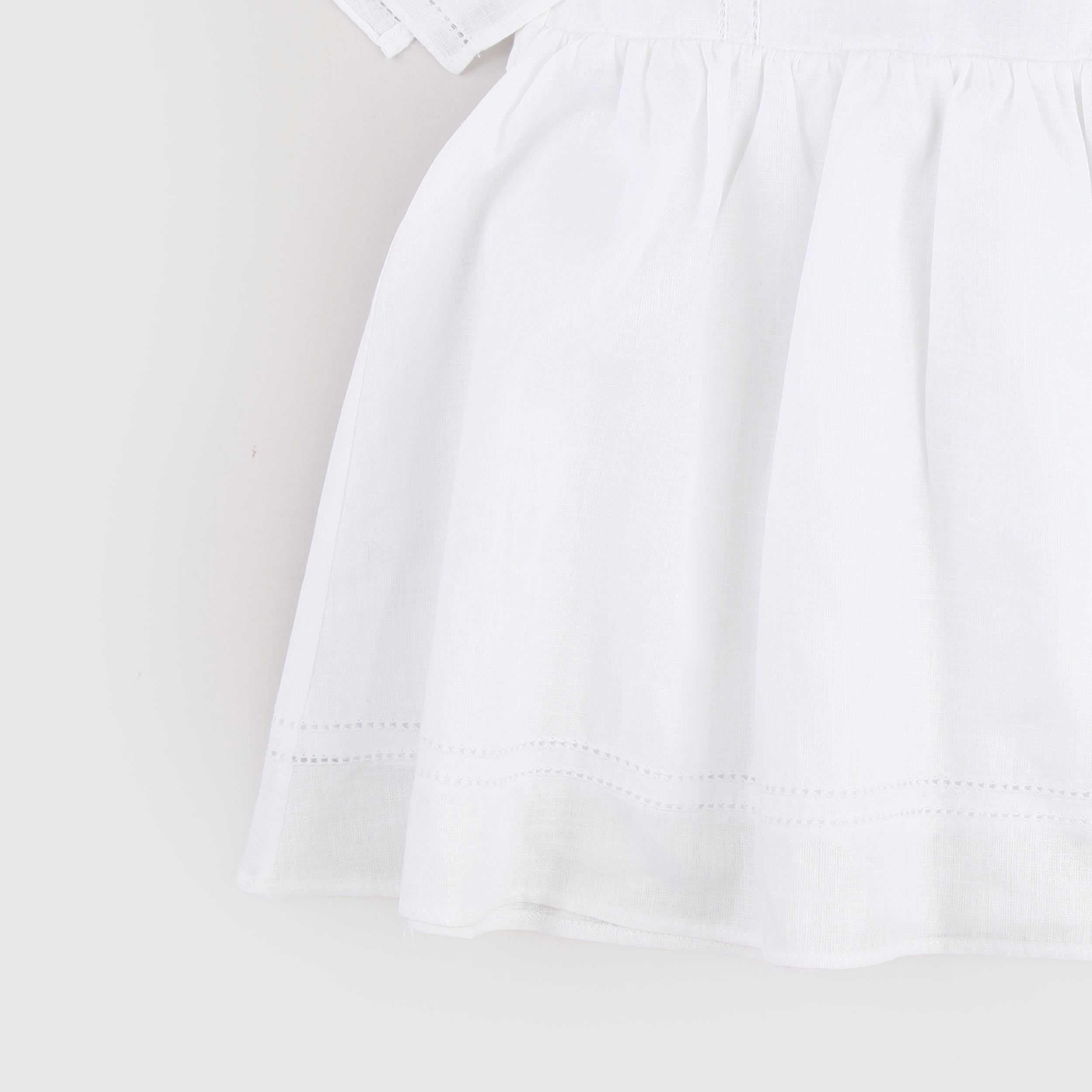 Abito Bianco Rifinito con Ricamo Firmato COCCODE