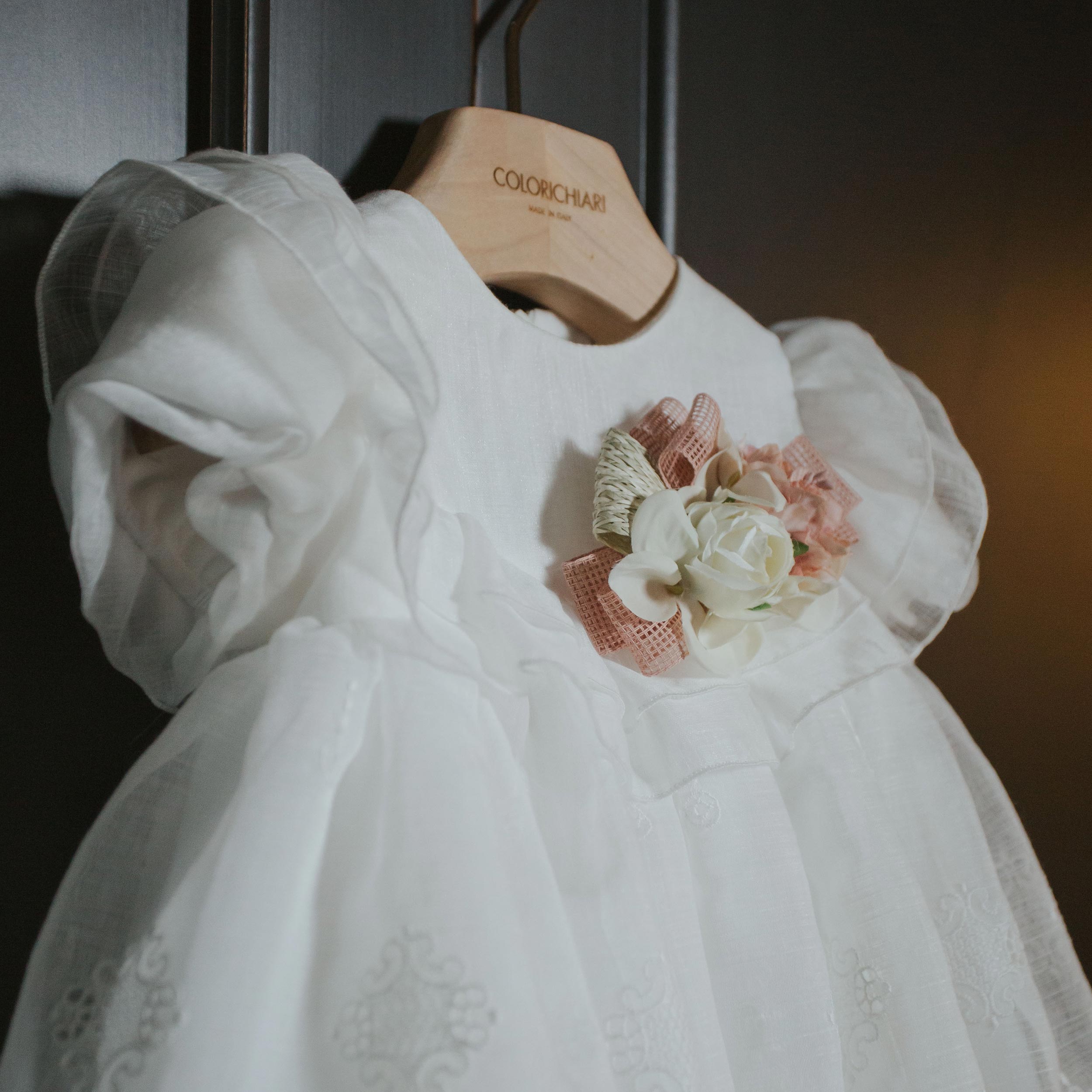 Abito da Battesimo Bianco con Spilla Floreale Firmato COLORICHIARI