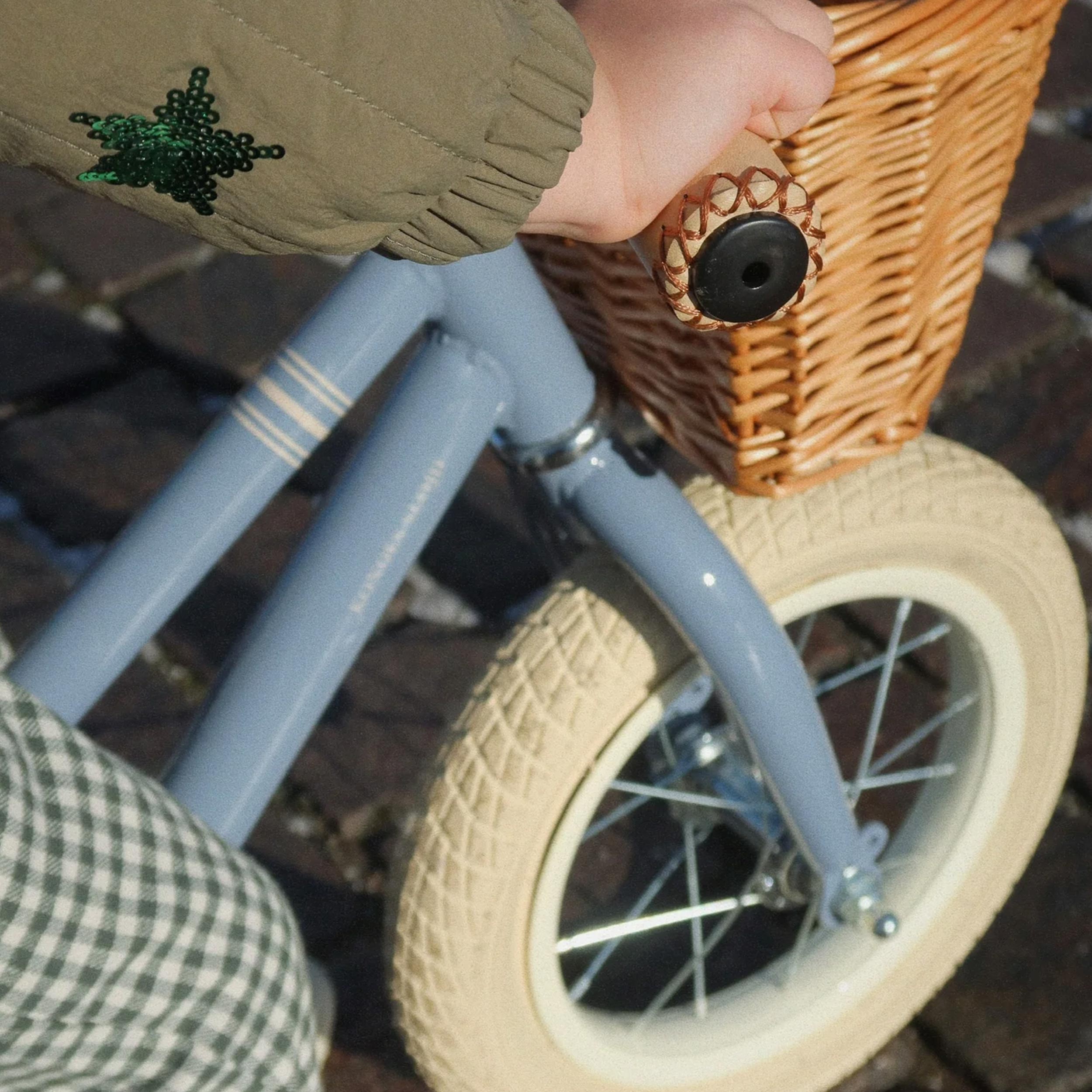 Bicicletta Blu e Beige Con Cestino Firmata KONGES SLOJD