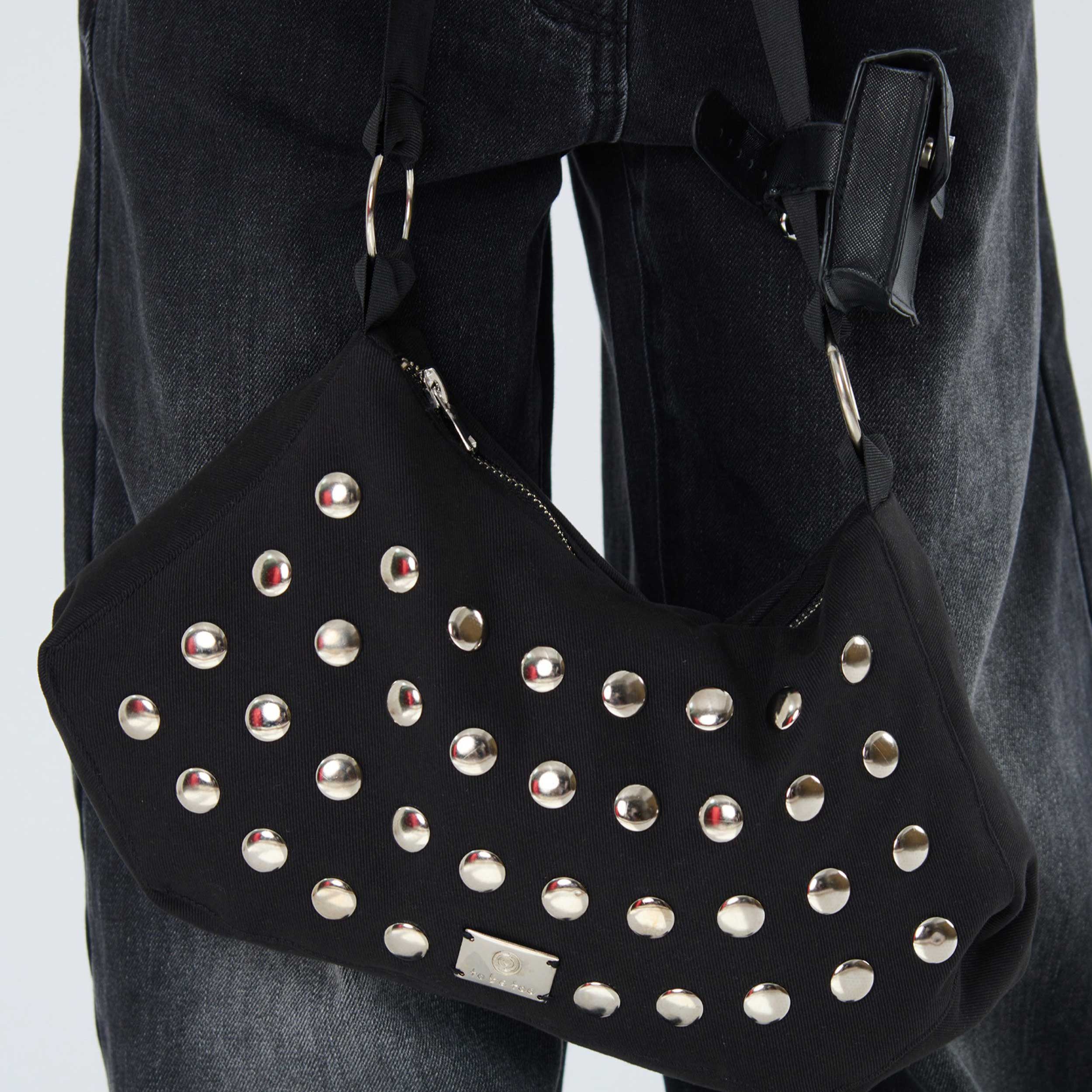 Borsa Nera con Borchie e Piccolo Scomparto Firmata TOBETOO