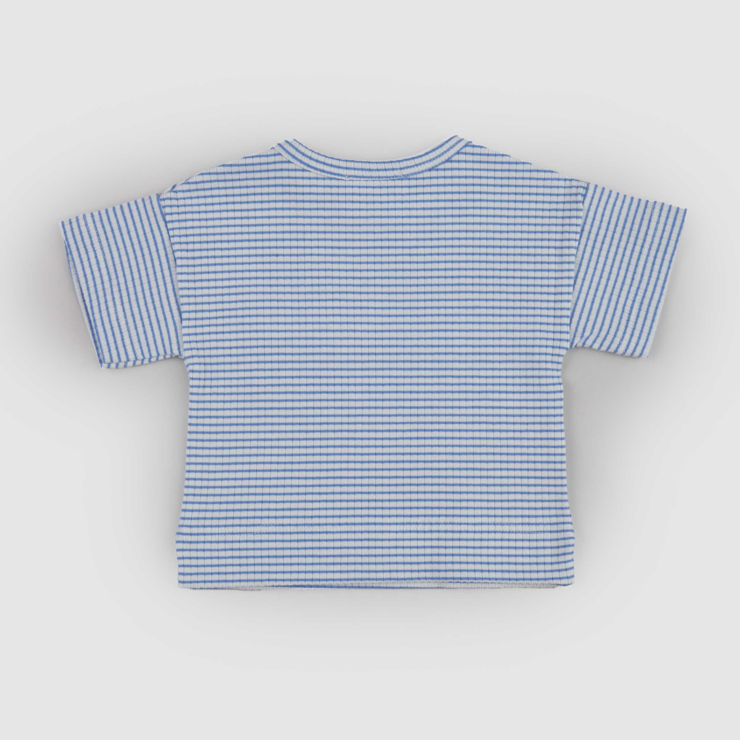 T-shirt Bianca e Celeste con Targhetta Marrone Firmata ONE MORE IN THE FAMILY