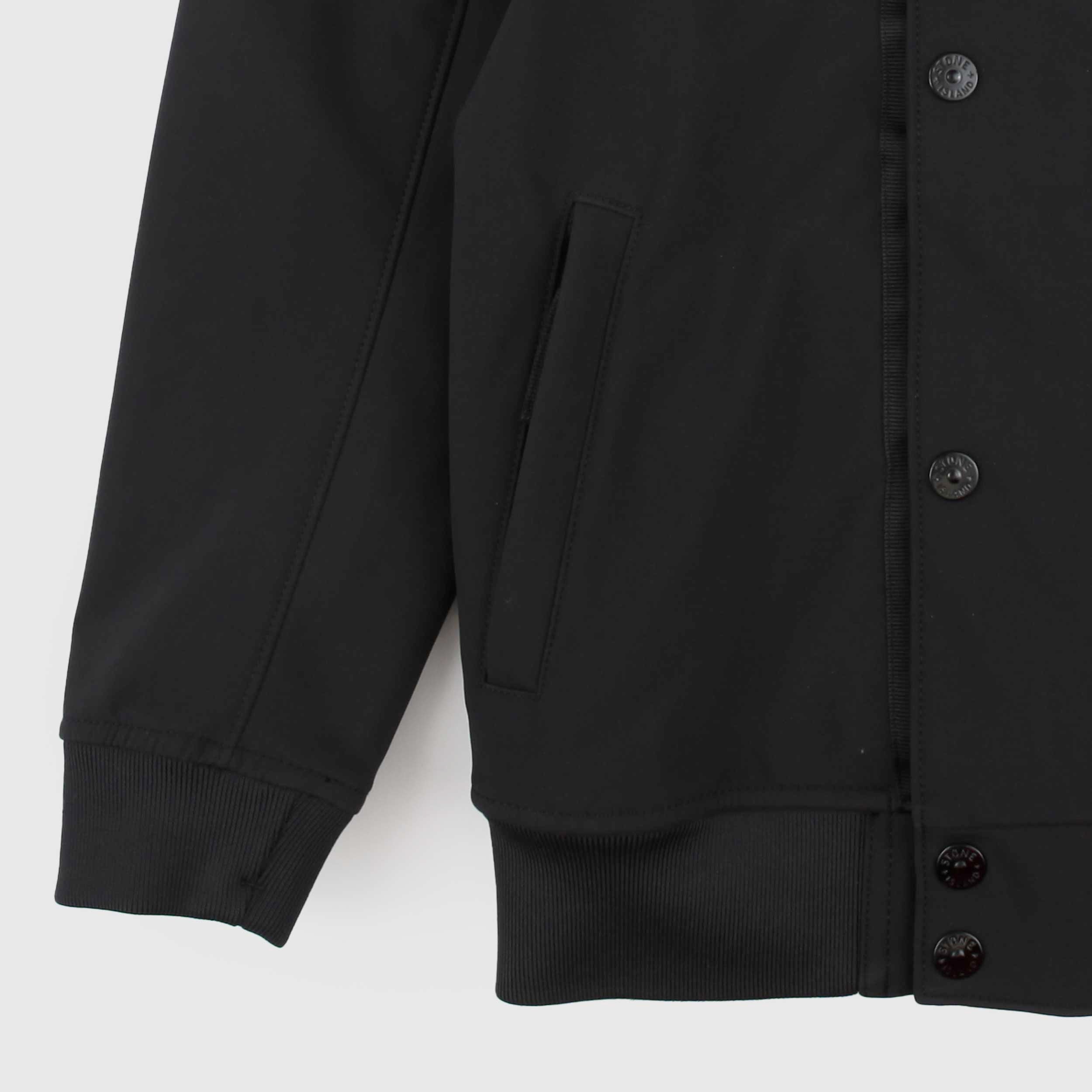 Giubbino Nero con Targhetta Iconica sulla Manica Firmato STONE ISLAND