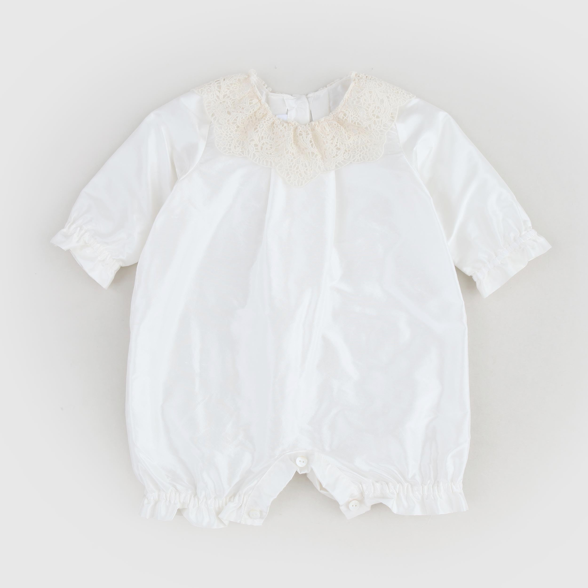 Abitino Bianco Con Pizzo In Contrasto Firmato JESURUM