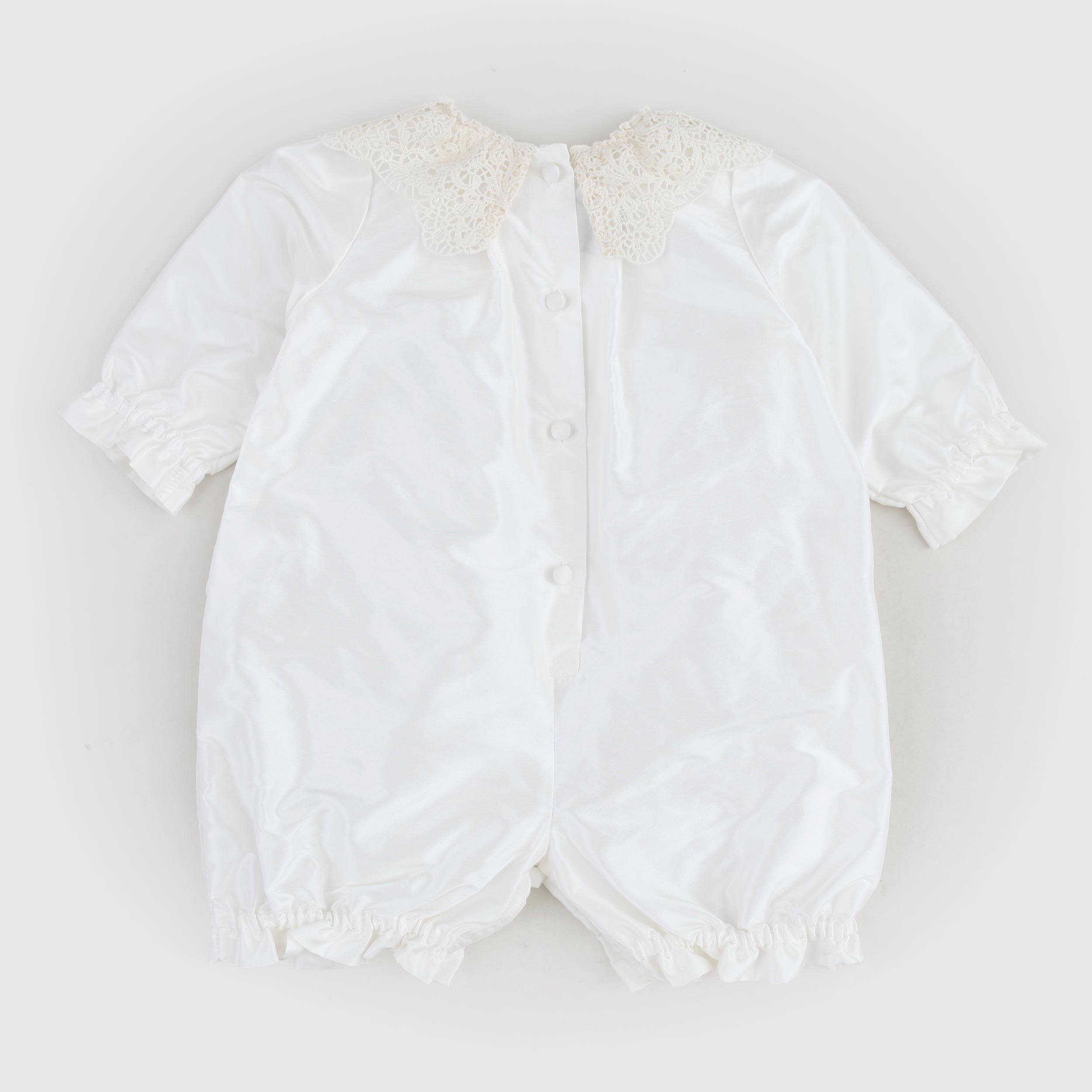 Abitino Bianco Con Pizzo In Contrasto Firmato JESURUM