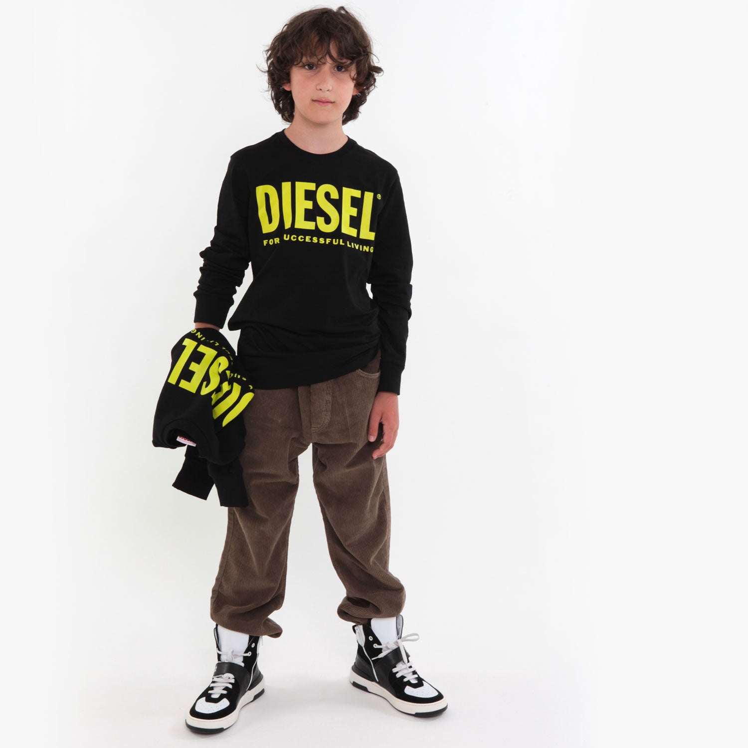 T-SHIRT UNISEX MANICA LUNGA NERA CON LOGO GIALLO - annameglio.com abbigliamento moda