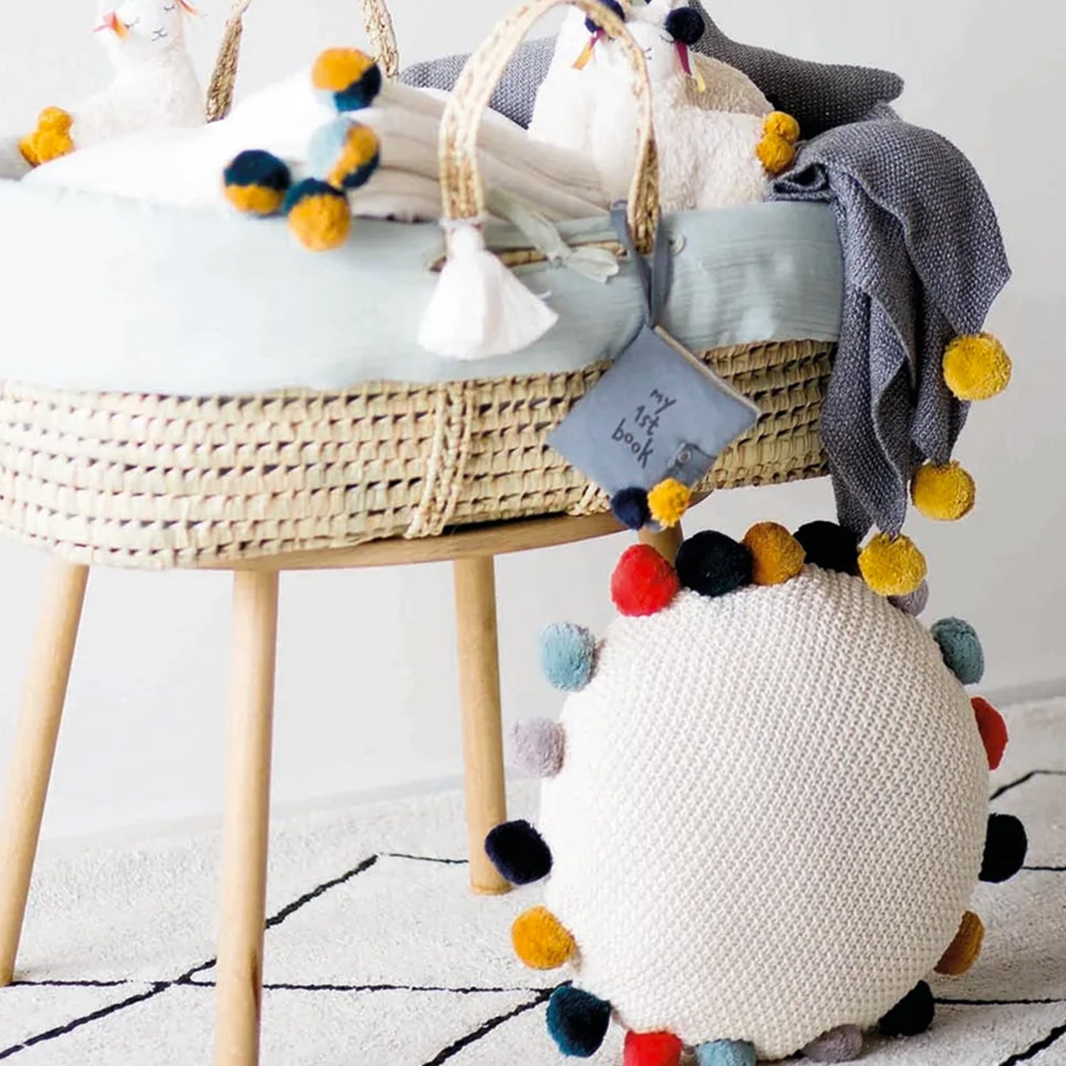 Cuscino rotondo con pompon - annameglio.com abbigliamento moda