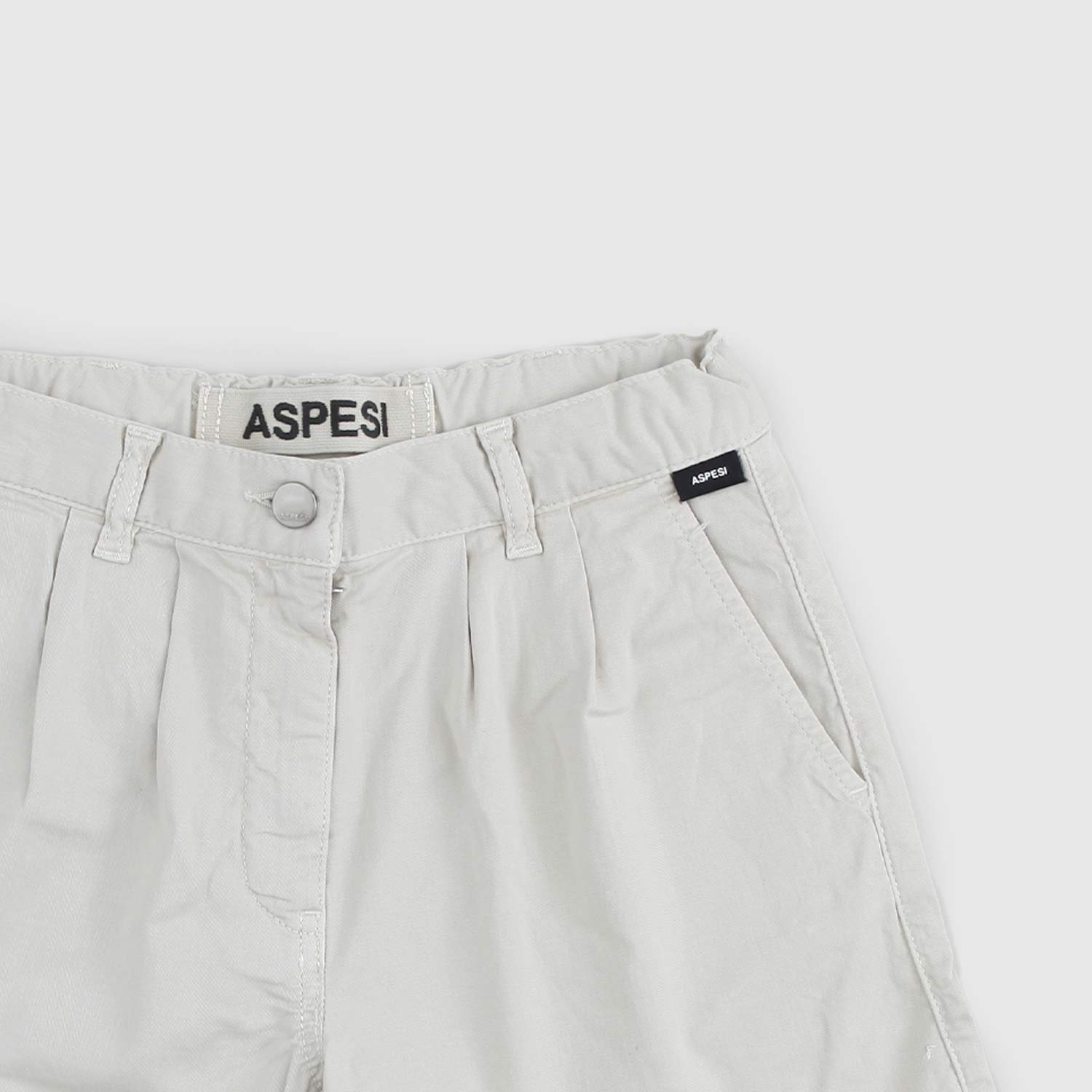 Shorts grigio chiaro con pinces - annameglio.com abbigliamento moda