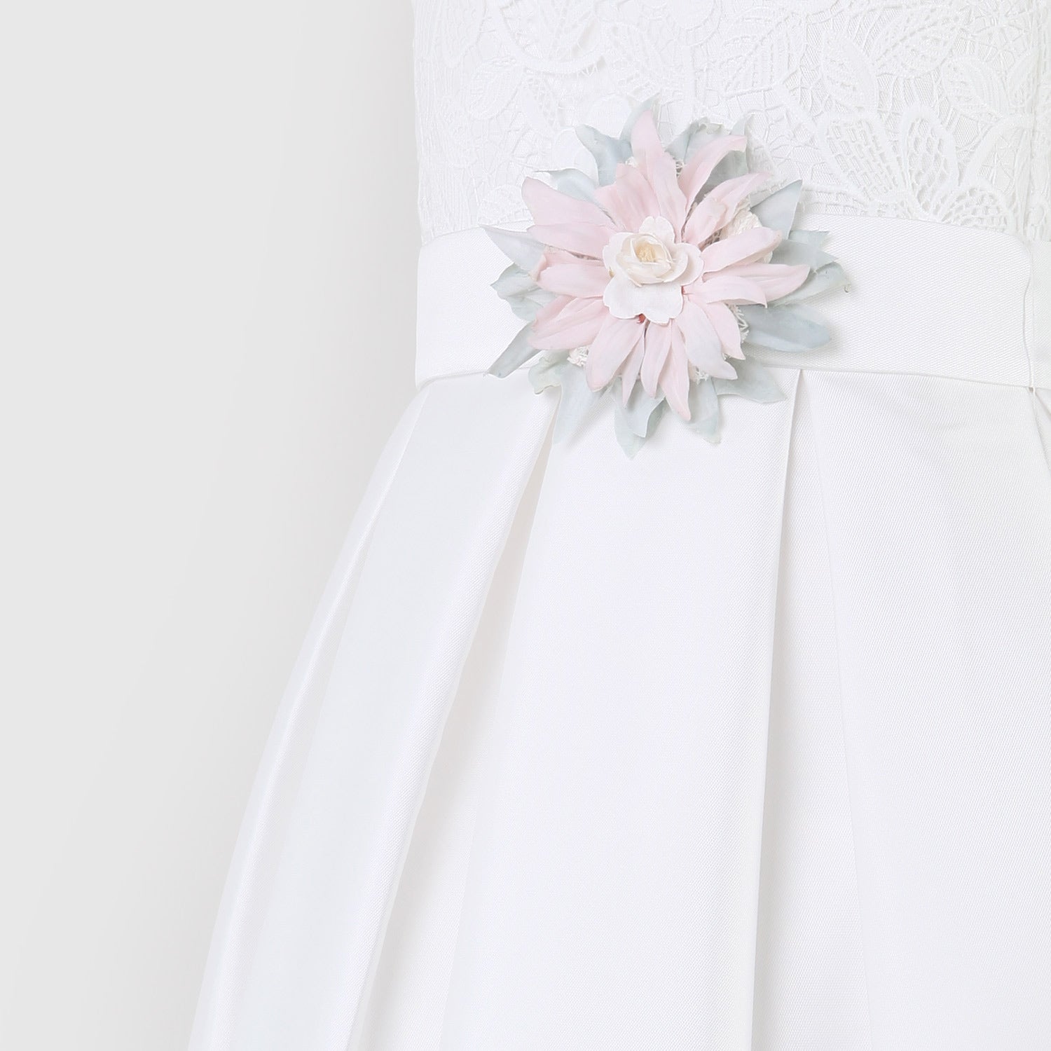 Vestito bianco con spilla floreale rosa e verde - annameglio.com abbigliamento moda