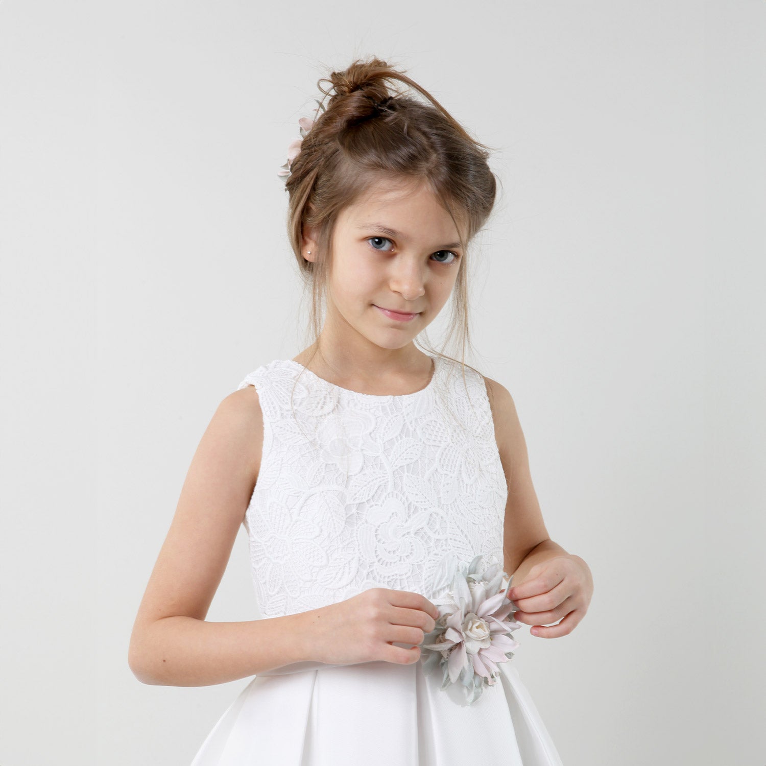 Vestito bianco con spilla floreale rosa e verde - annameglio.com abbigliamento moda