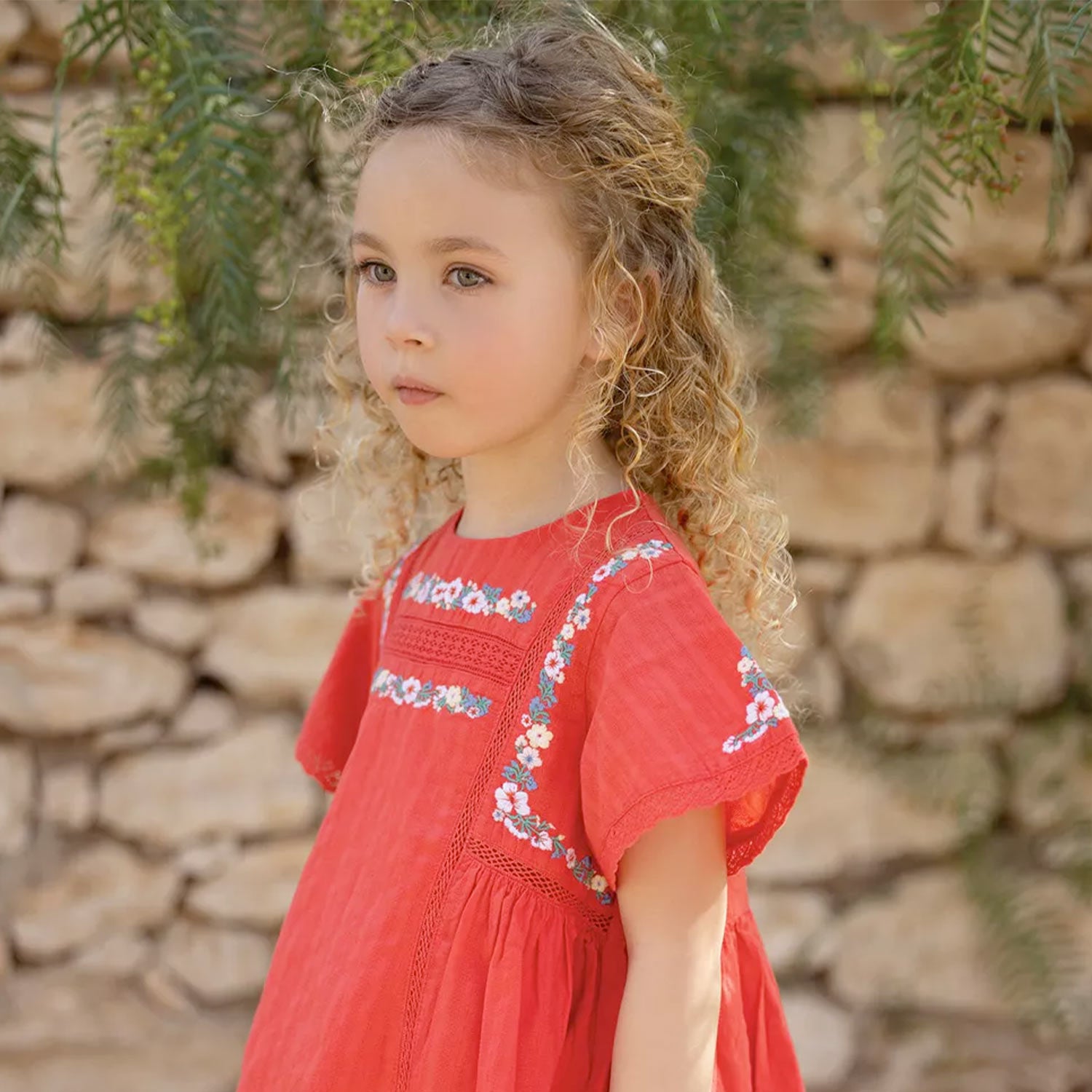 Vestito rosso con ricami a fiori - annameglio.com abbigliamento moda