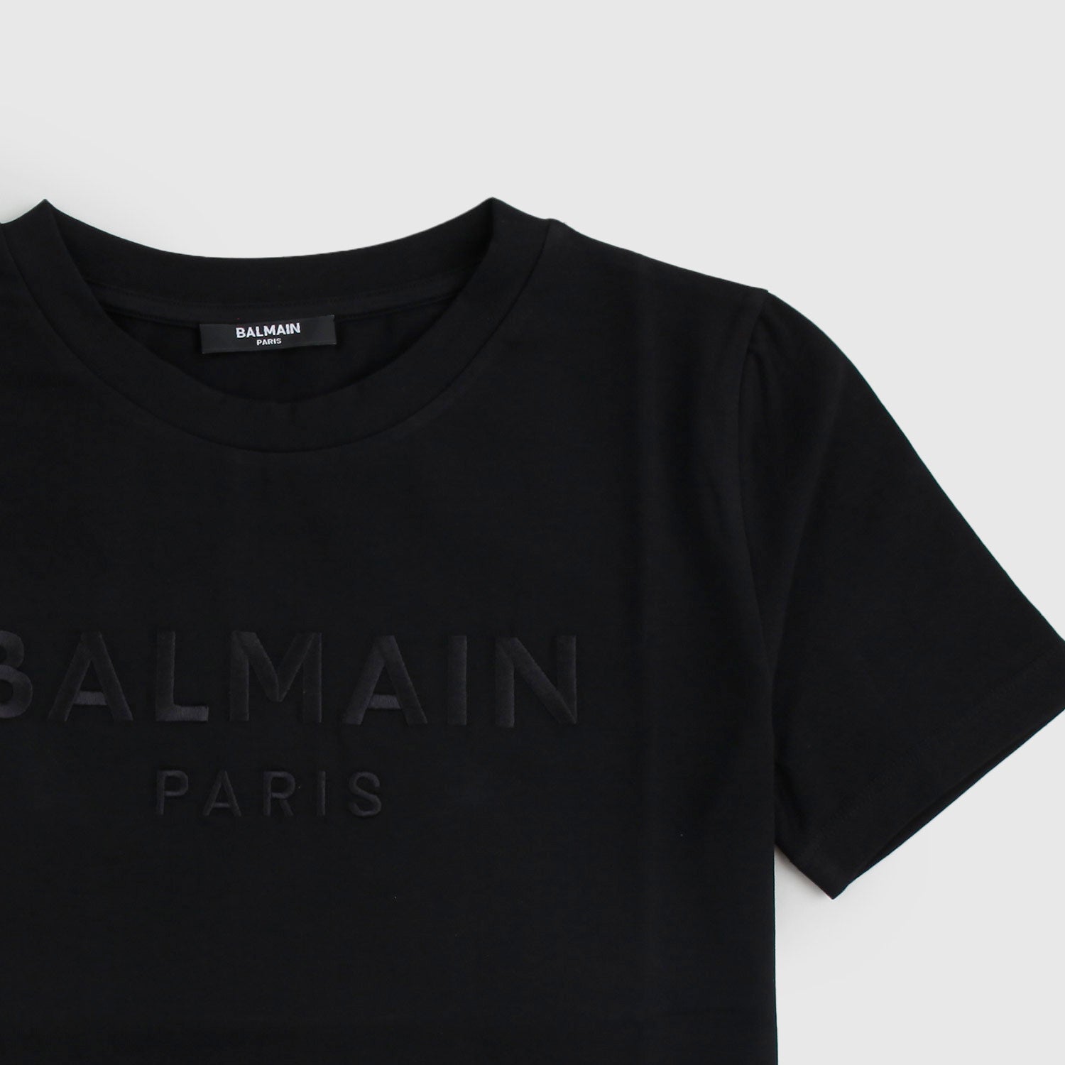 T-shirt nera con logo tono su tono ricamato - annameglio.com abbigliamento moda