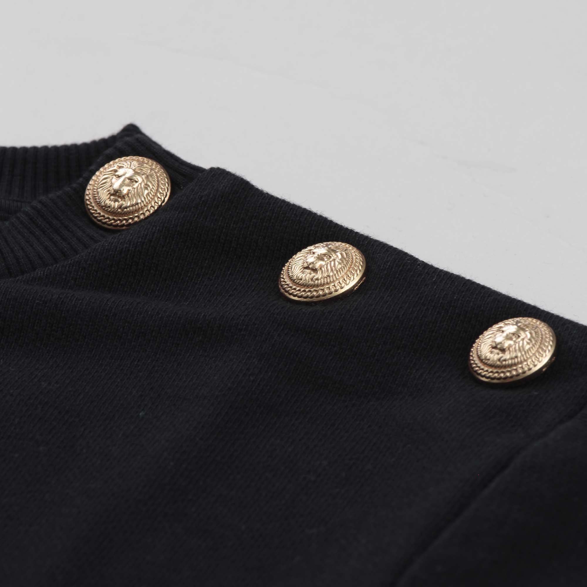 Felpa Nera Con Logo Oro Firmata BALMAIN - annameglio.com abbigliamento moda