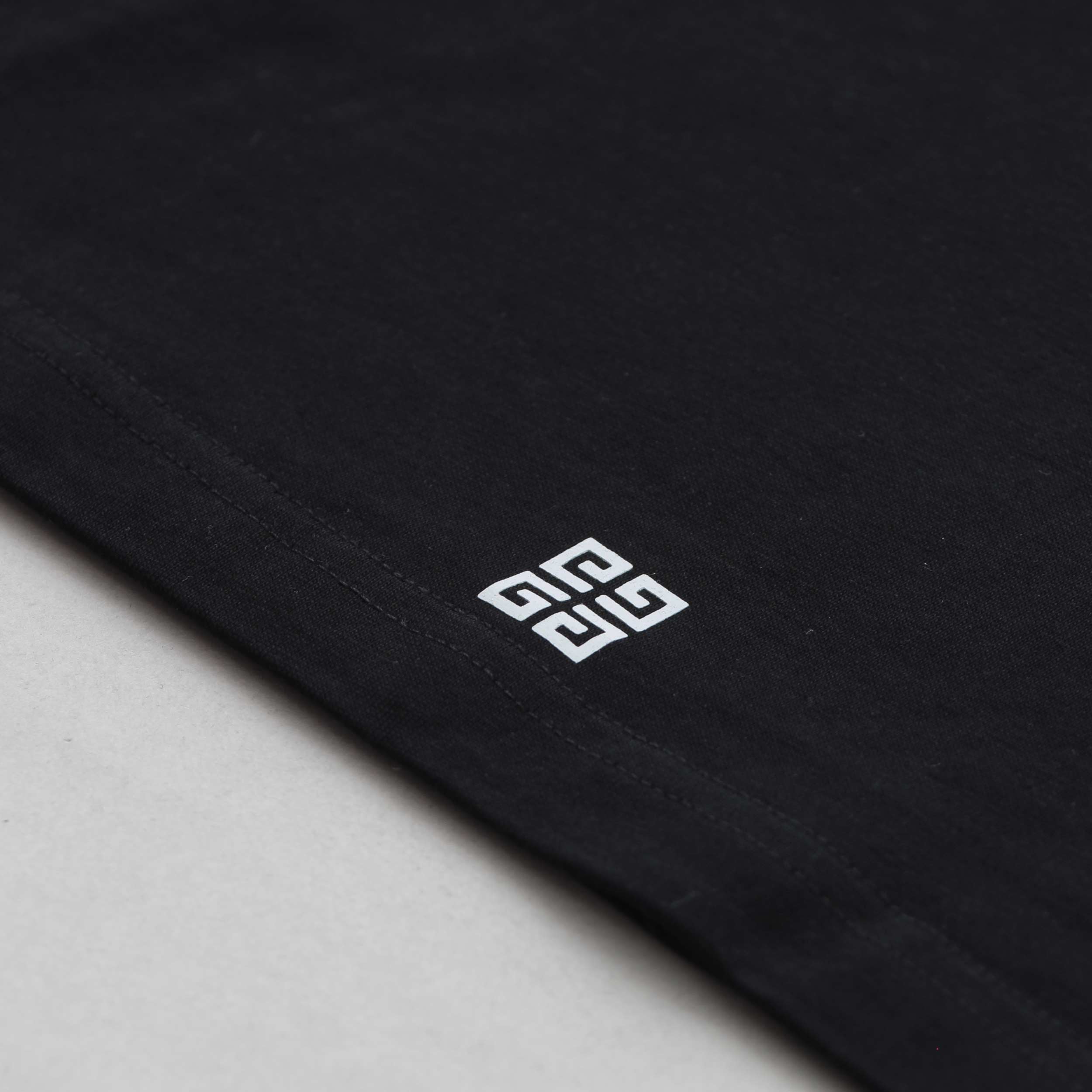 T-Shirt Nera Con Logo Bianco Firmata GIVENCHY - annameglio.com abbigliamento moda