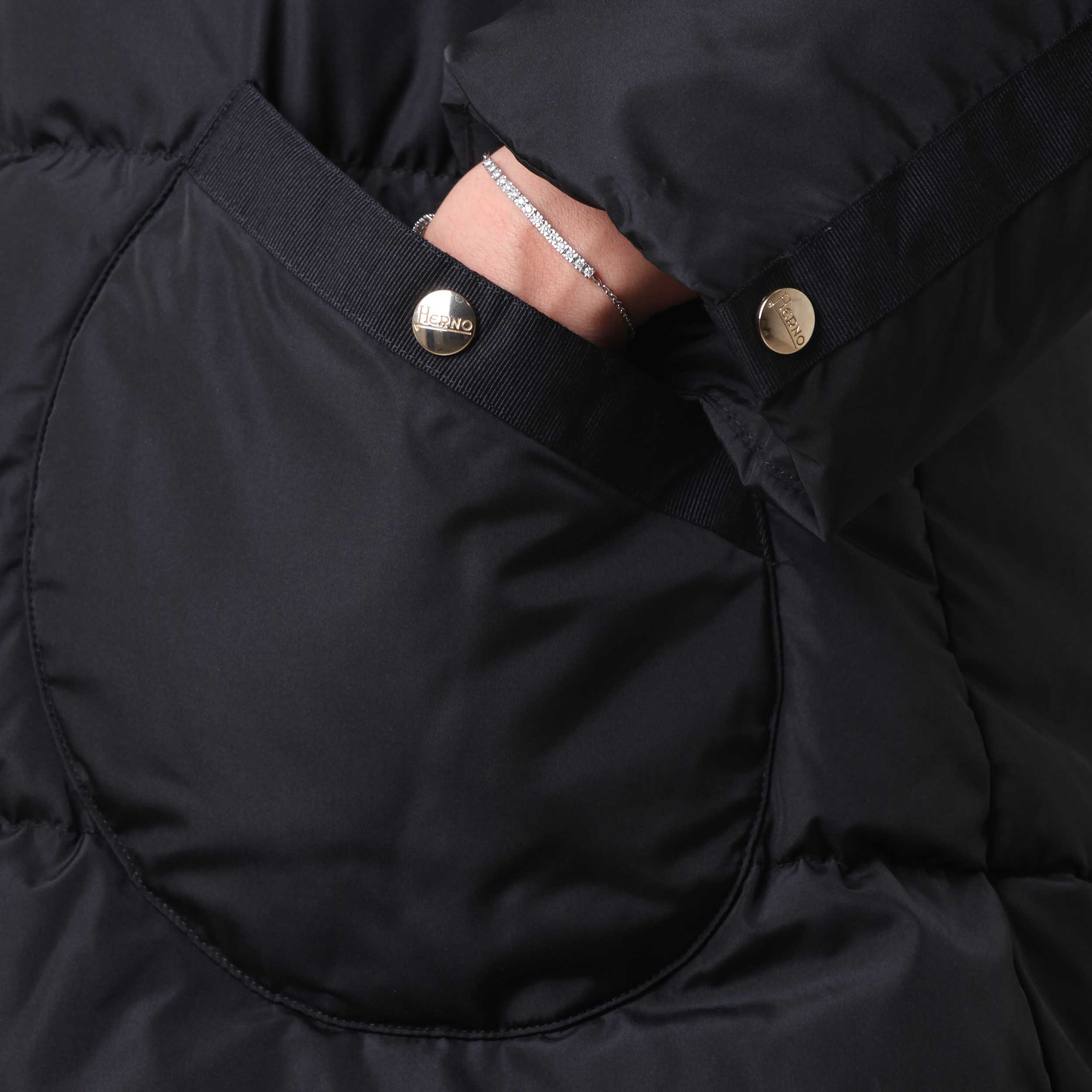 Piumino Lungo Nero Con Zip Firmato HERNO - annameglio.com abbigliamento moda