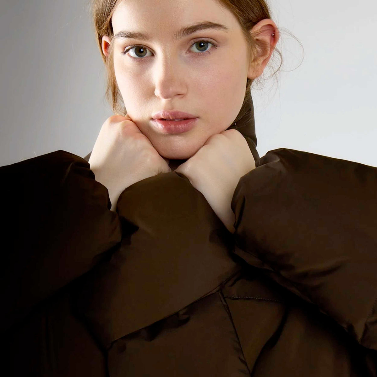 Piumino Color Khaki con Sciarpa Integrata per Donna GLAMOROUS