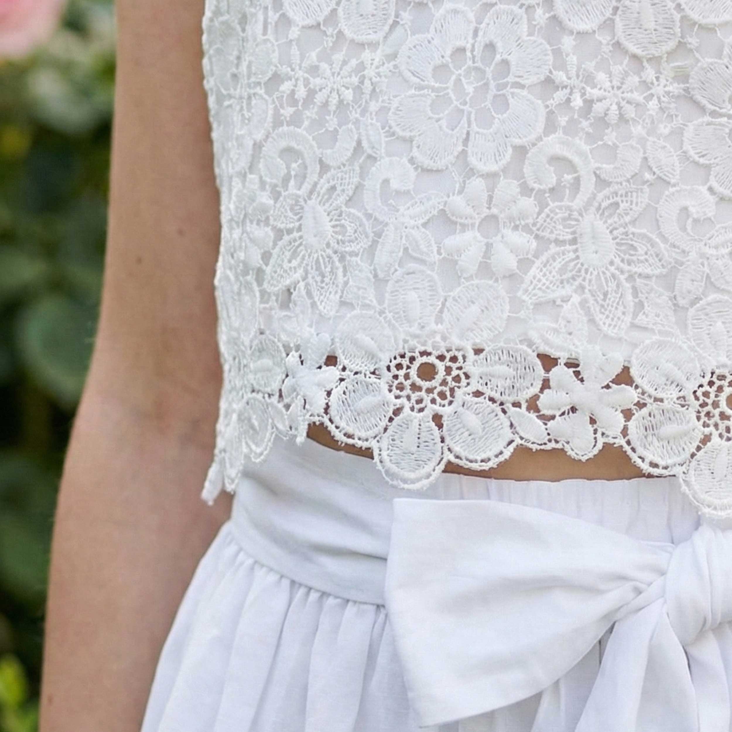 JESURUM Signature Lace Sleeveless Top