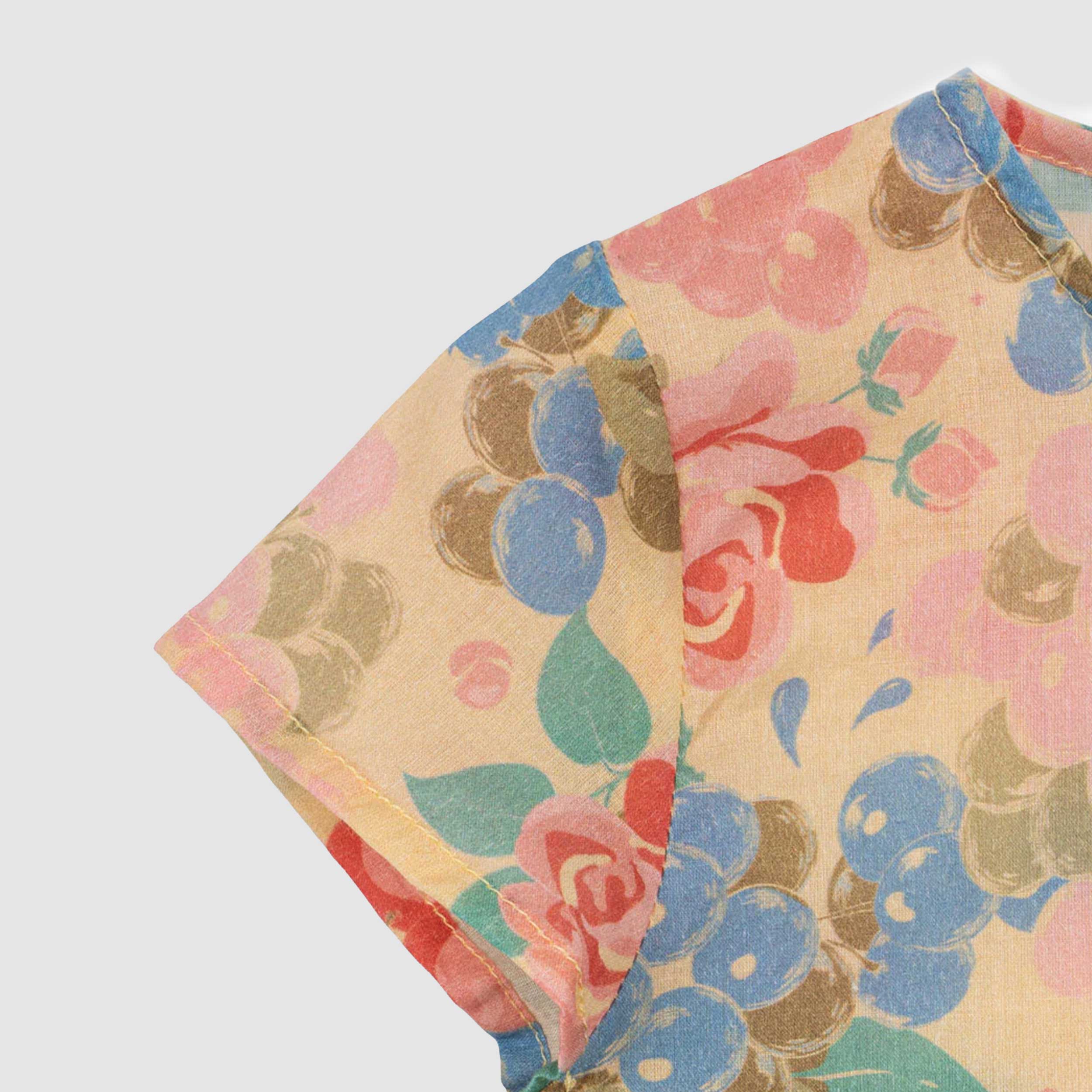 T-shirt Fantasia con Apertura sul Retro Firmata KONGES SLOJD