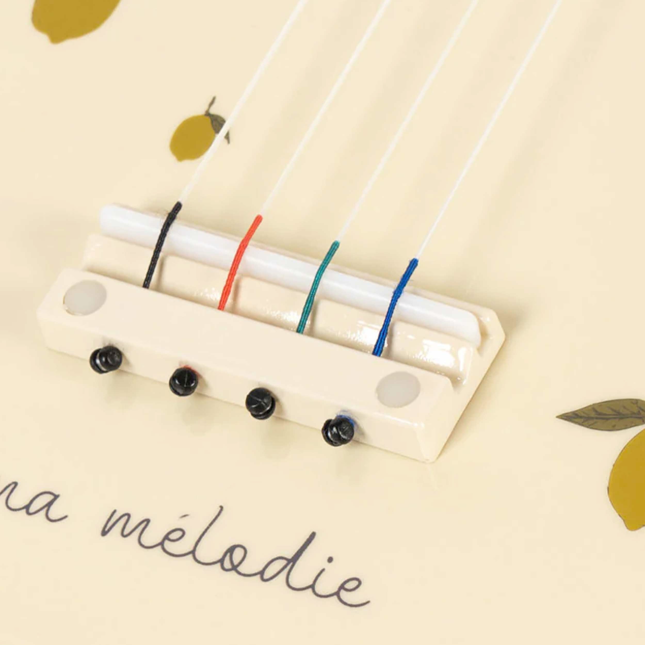 Ukulele Giocattolo Con Stampa Limoni Firmato KONGES SLOJD