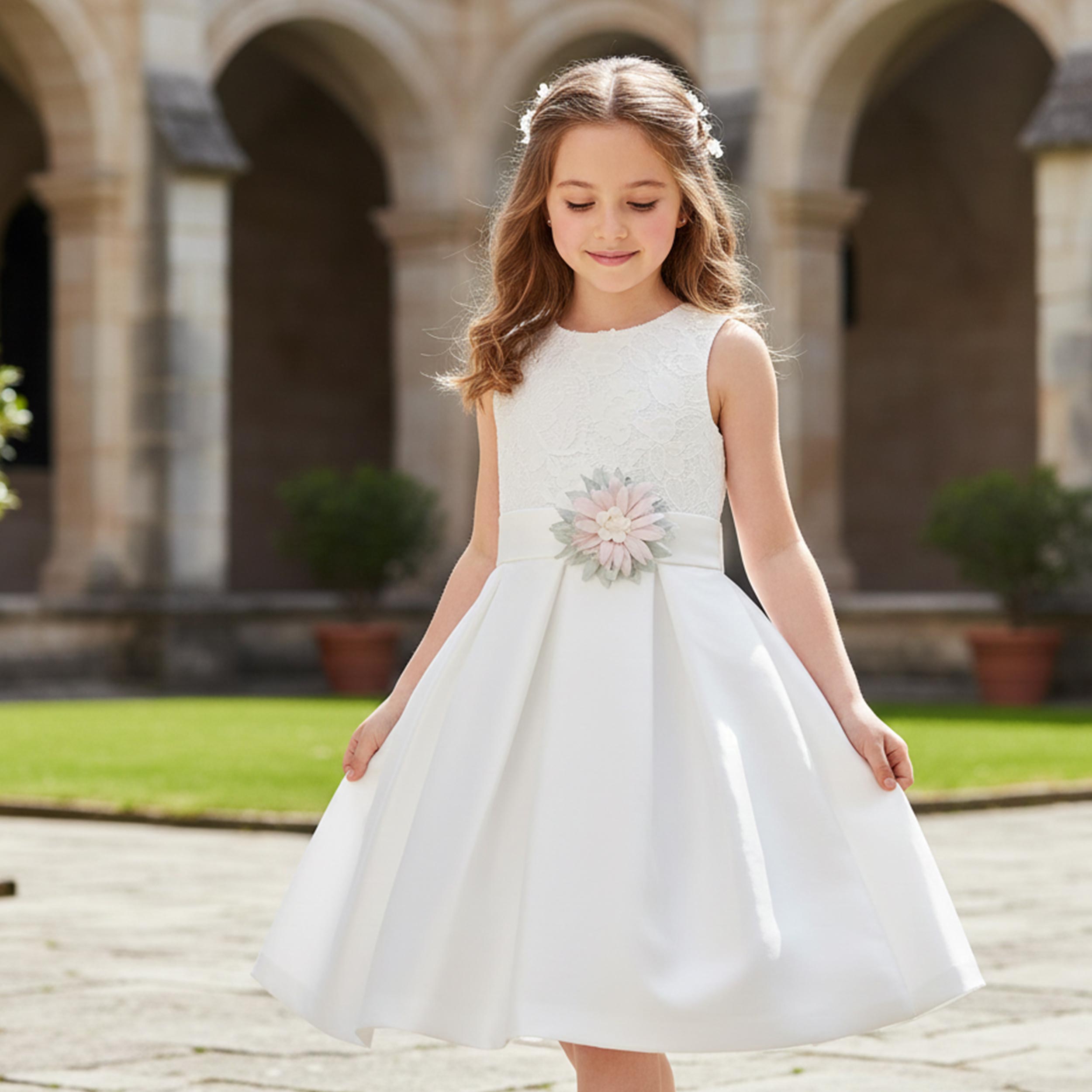 Vestito bianco con spilla floreale rosa e verde