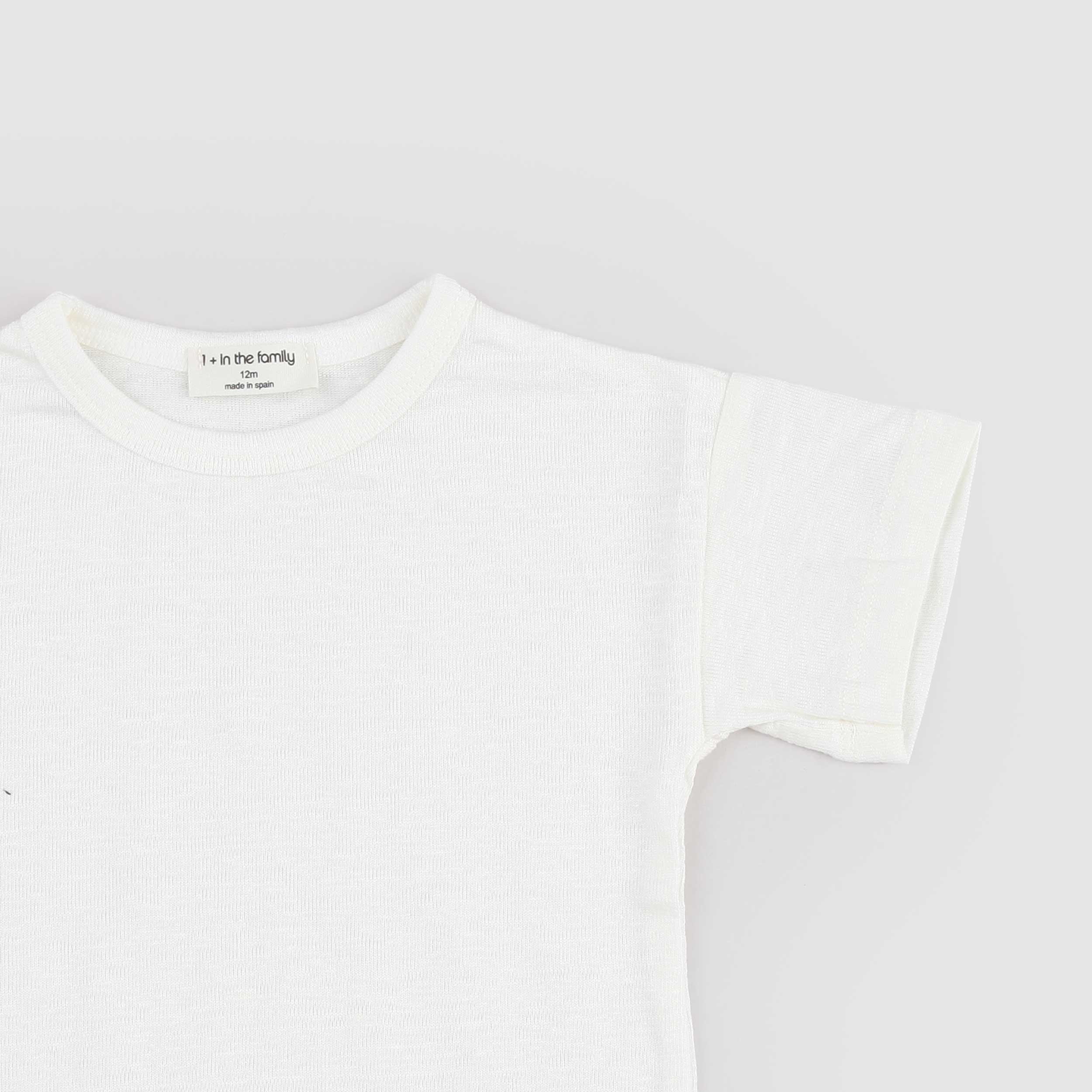 T-shirt Latte con Piccolo Logo Firmata ONE MORE IN THE FAMILY