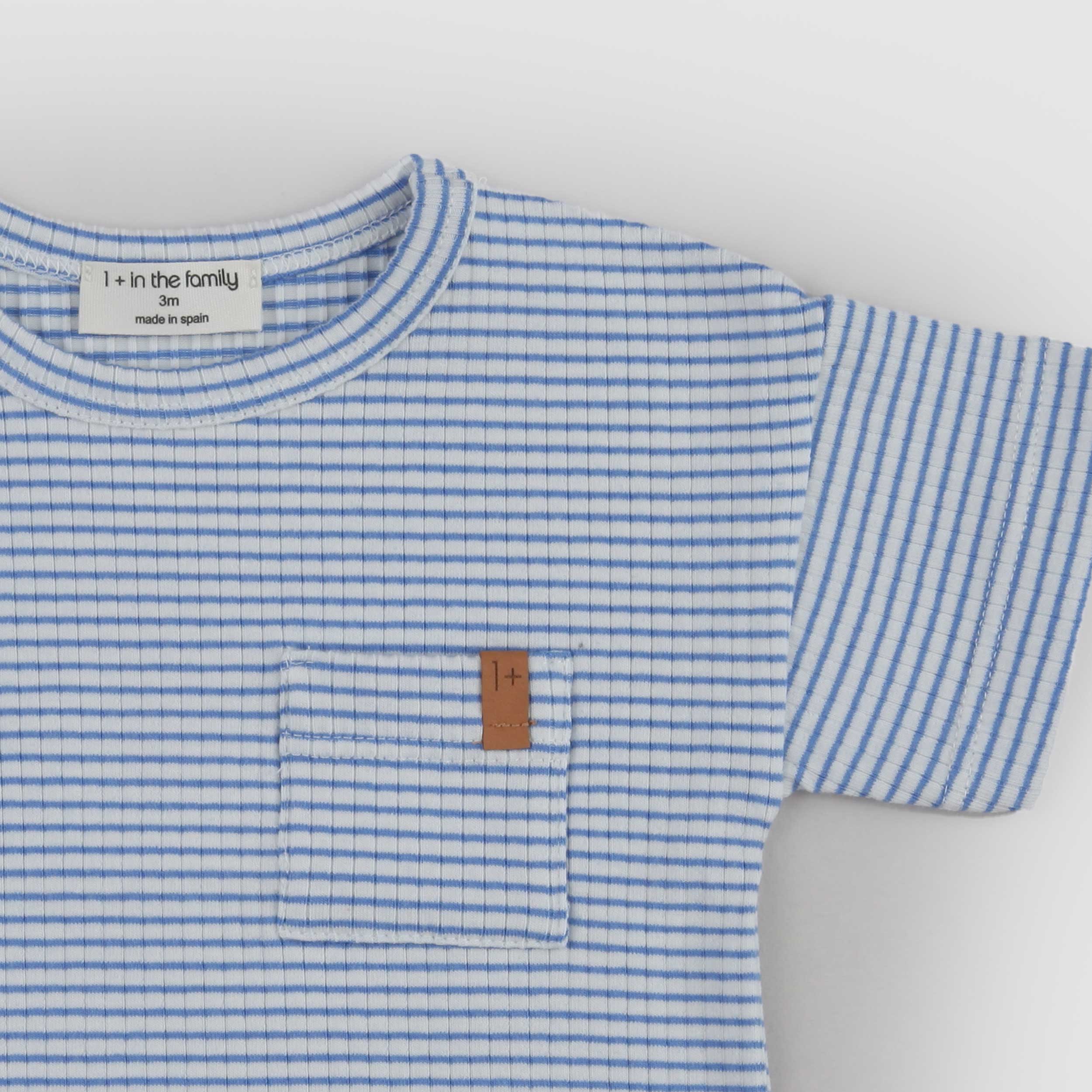 T-shirt Bianca e Celeste con Targhetta Marrone Firmata ONE MORE IN THE FAMILY